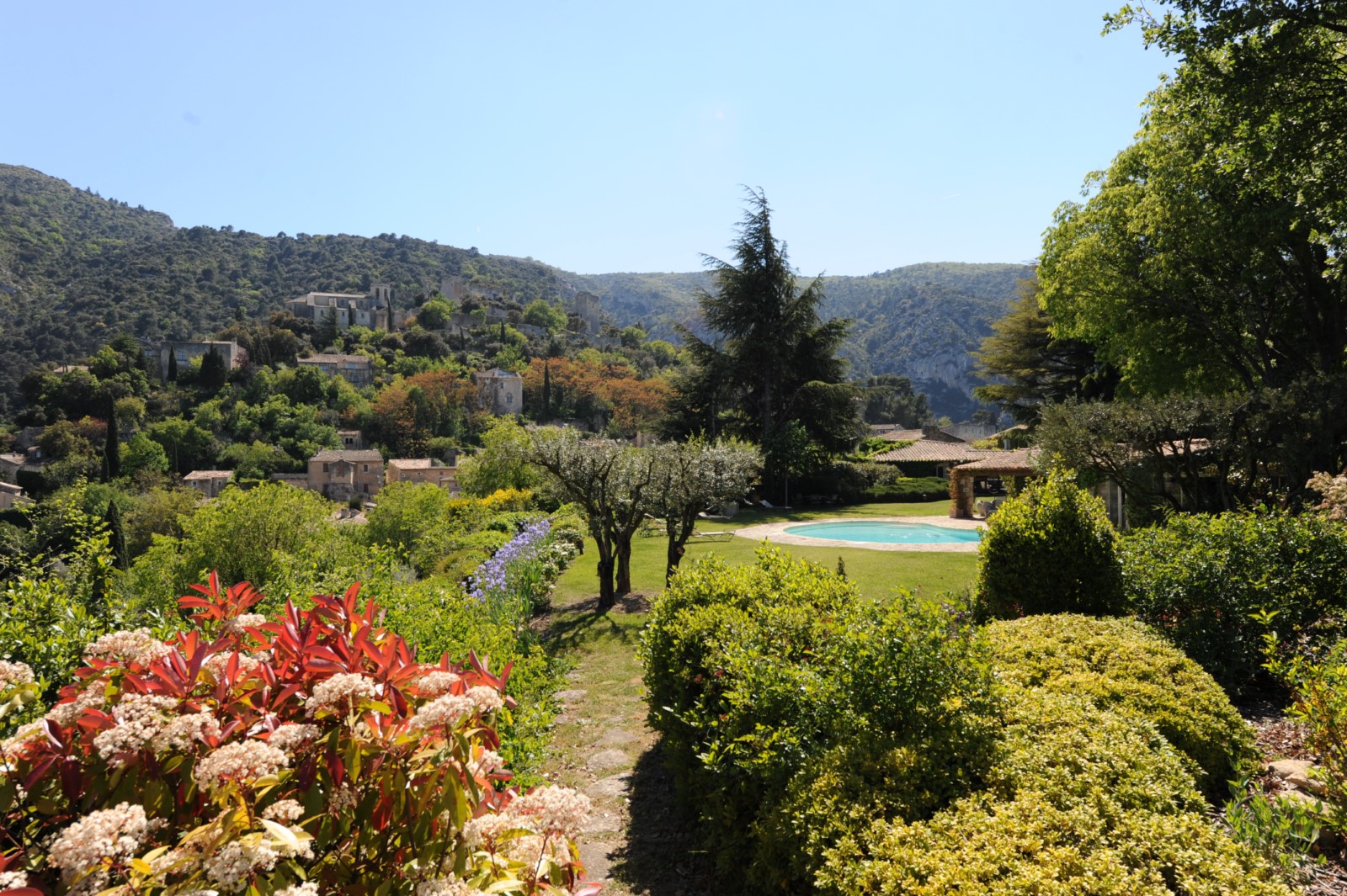 Jardin de rêve au pied du vieux village d'Oppède
