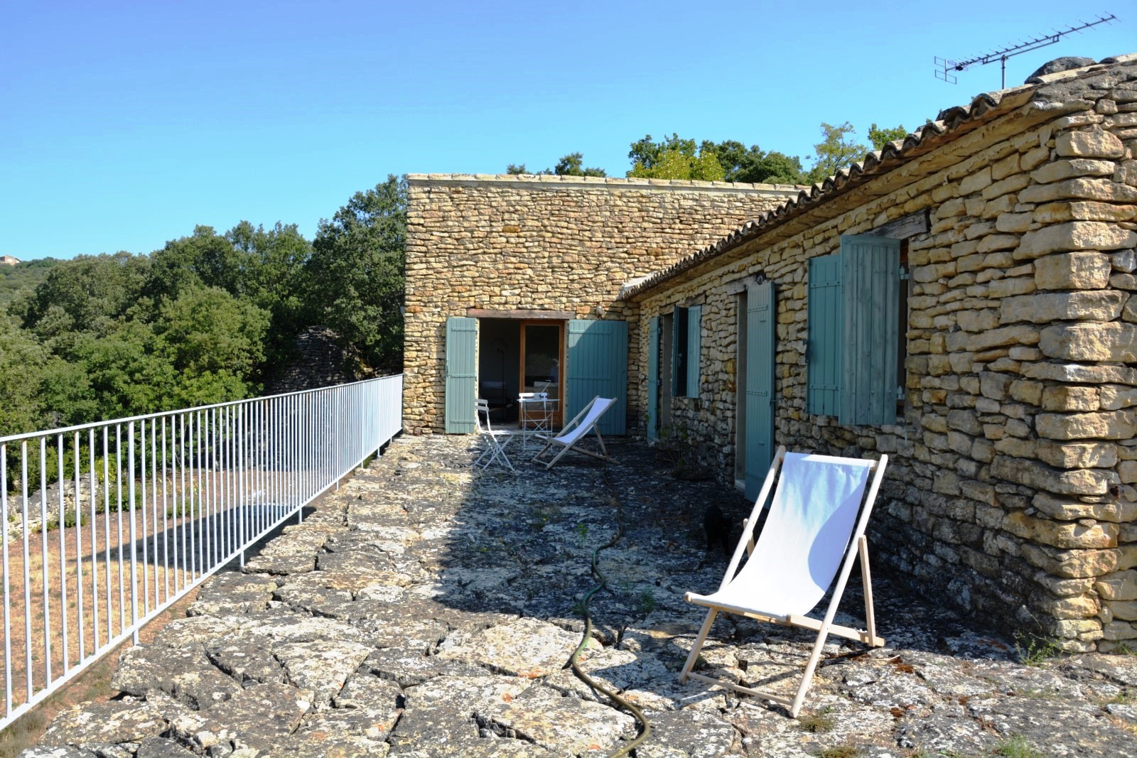 Terrasse dallée de pierres pour cette maison à louer