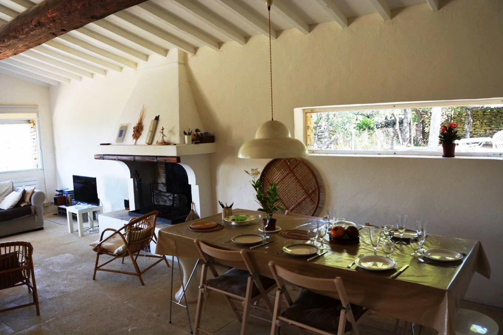 Pièce à vivre avec plafond en kess