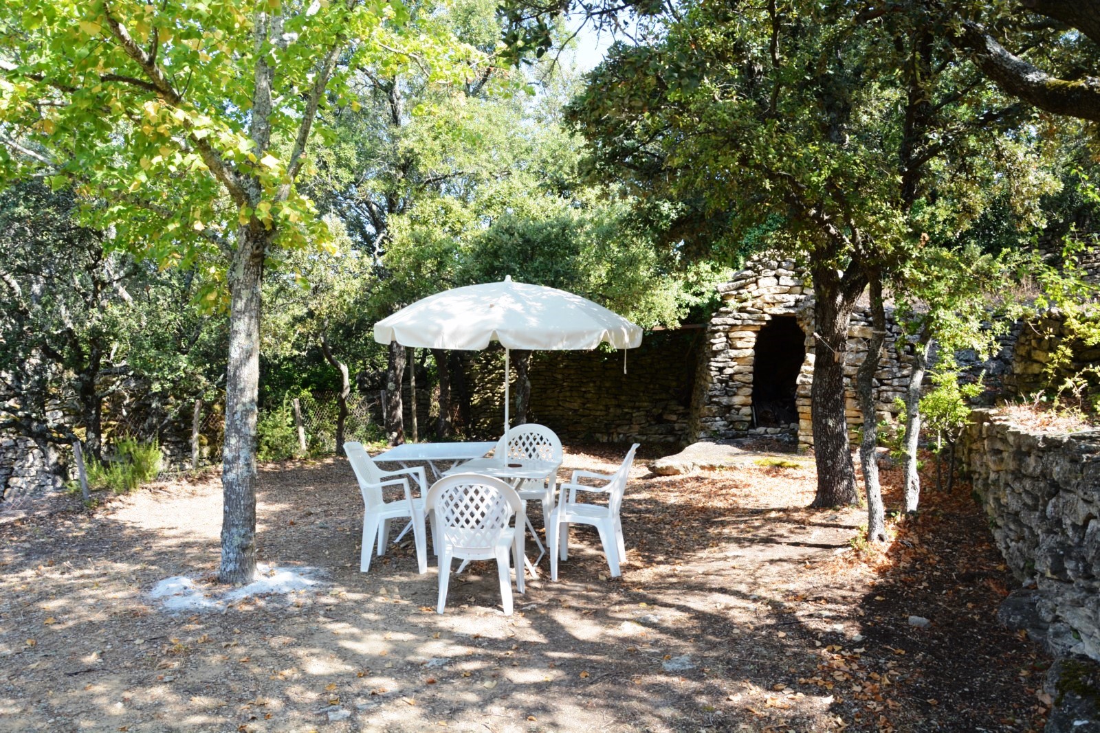 Espaces ombragées pour cette maison en location à Gordes