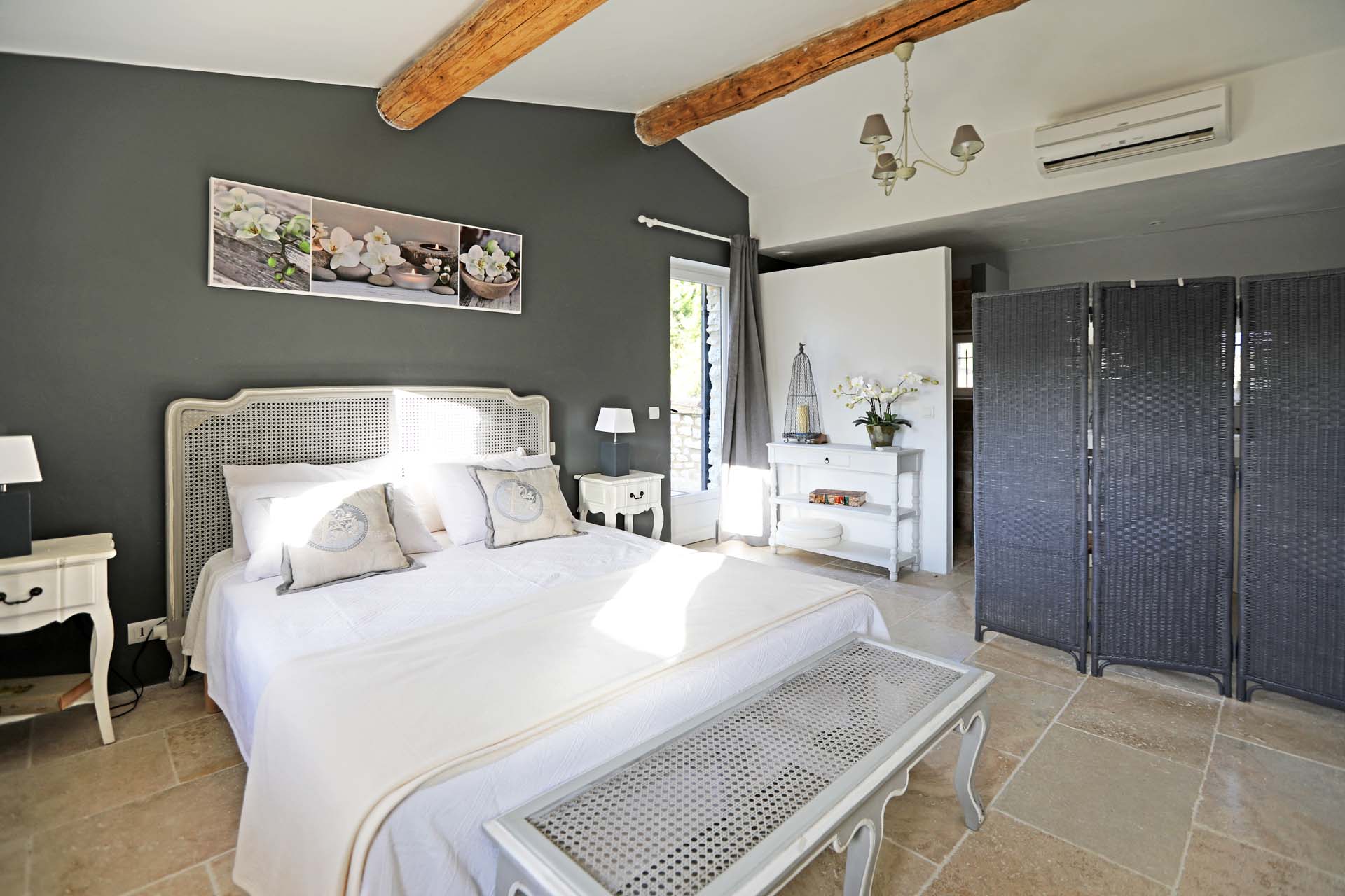 Chambre d'une confortable maison à louer à Murs
