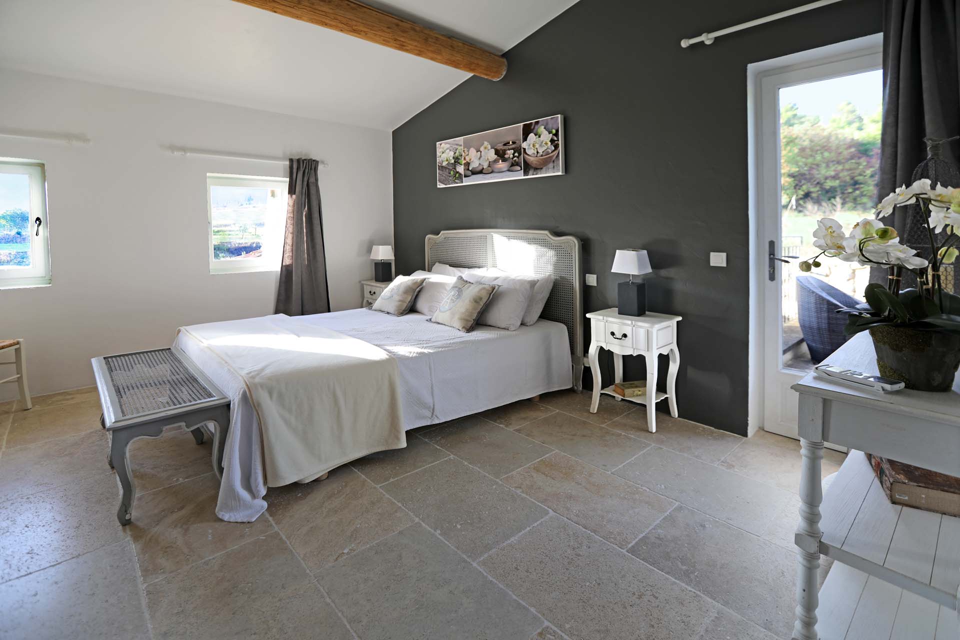 Belle literie pour cette maison à louer en Luberon
