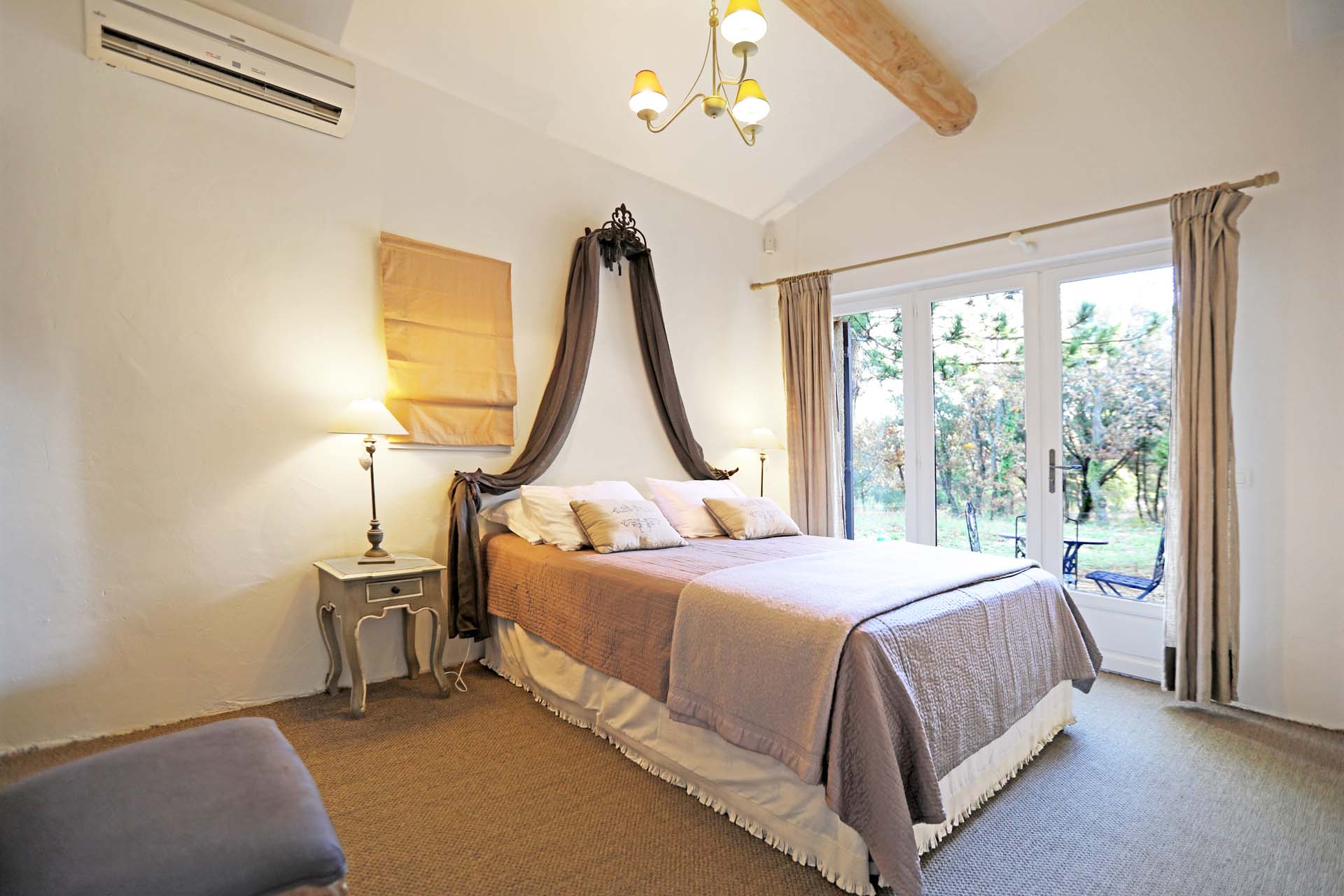 Chambre du bas de cette confortable maison à louer à Murs