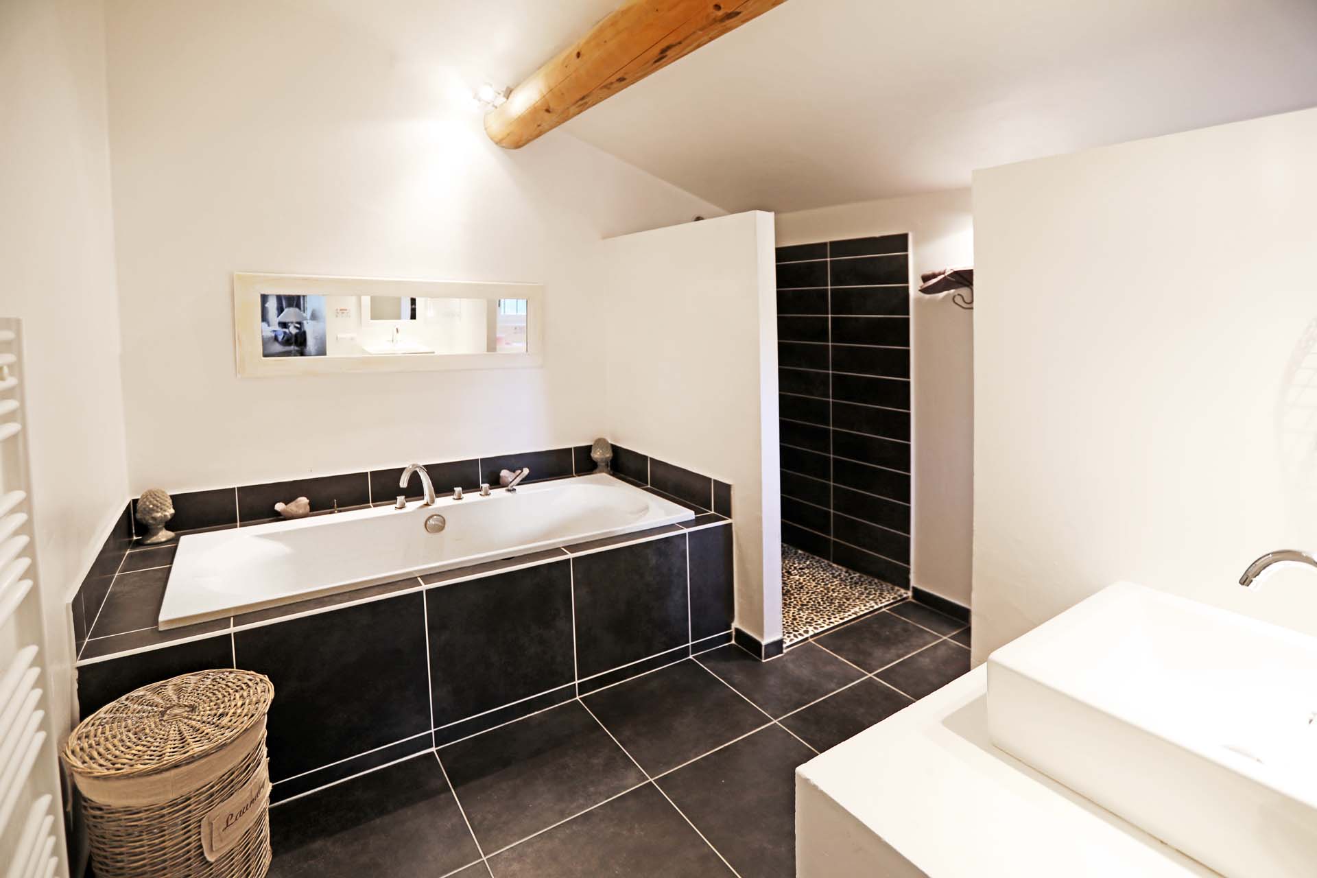 Salle de bains avec baignoire et douche
