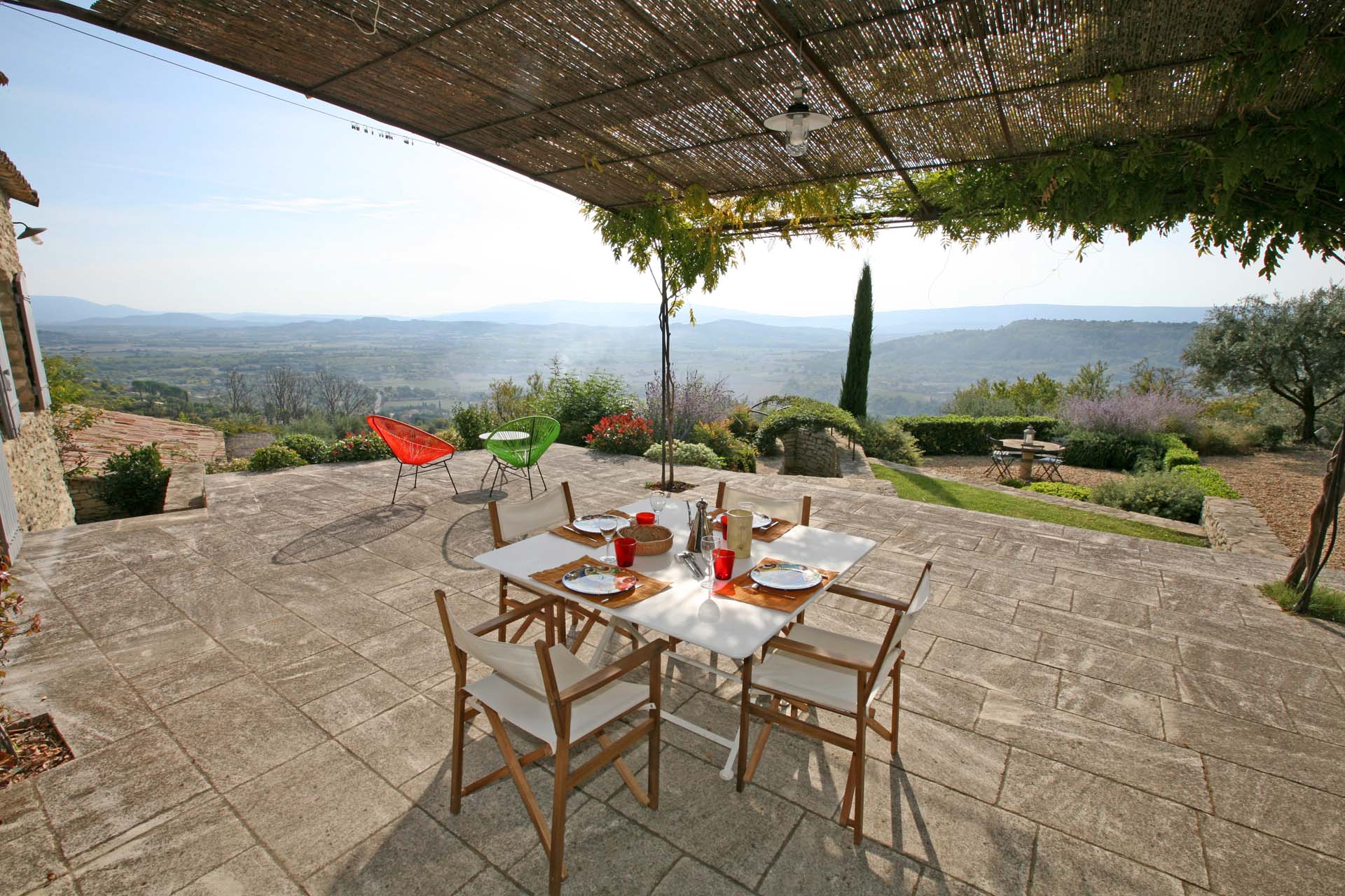 Vue spectaculaire et dominante sur la plaine de Gordes et le Luberon