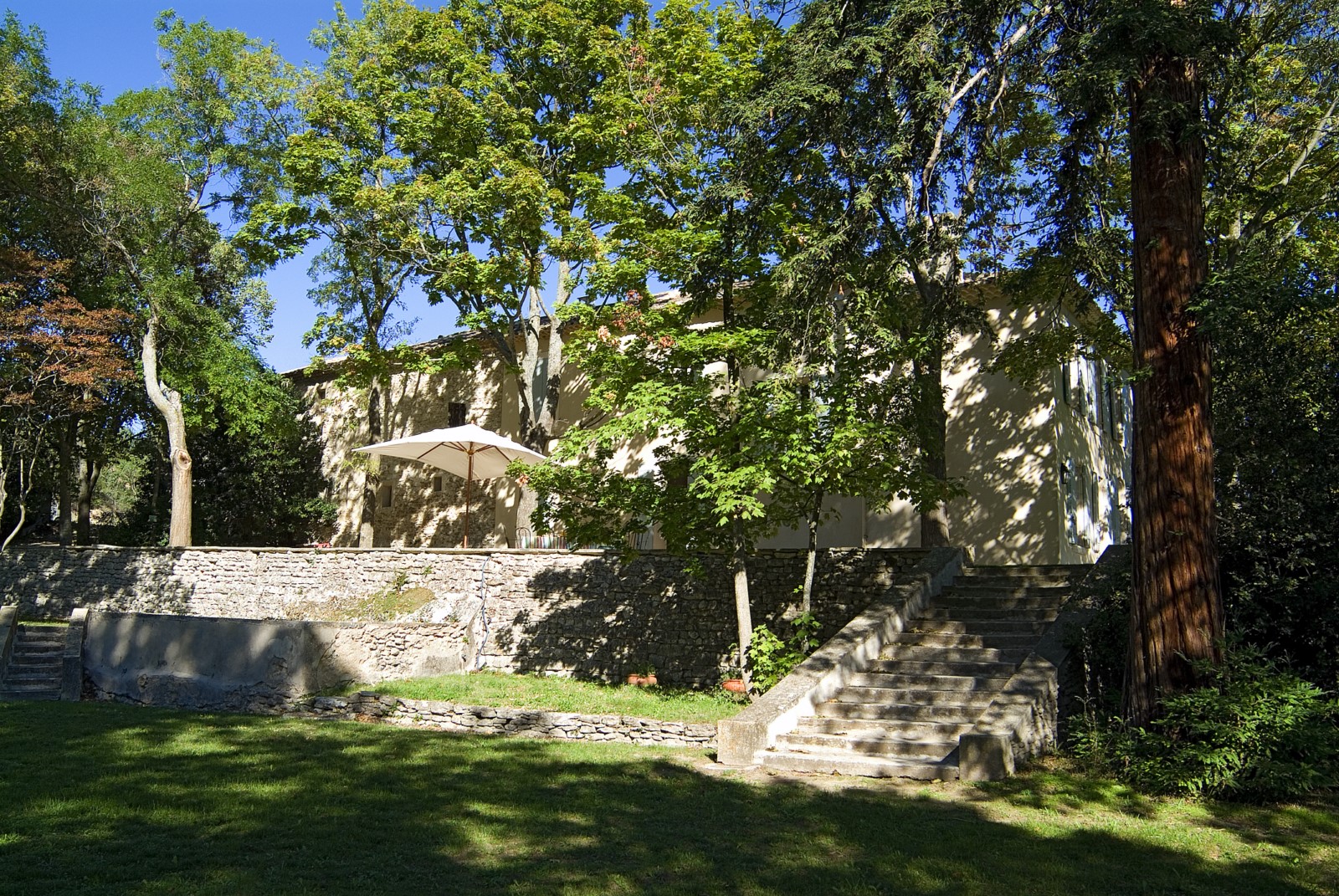 Location très belle propriété proche de l'Isle sur la Sorgue   
