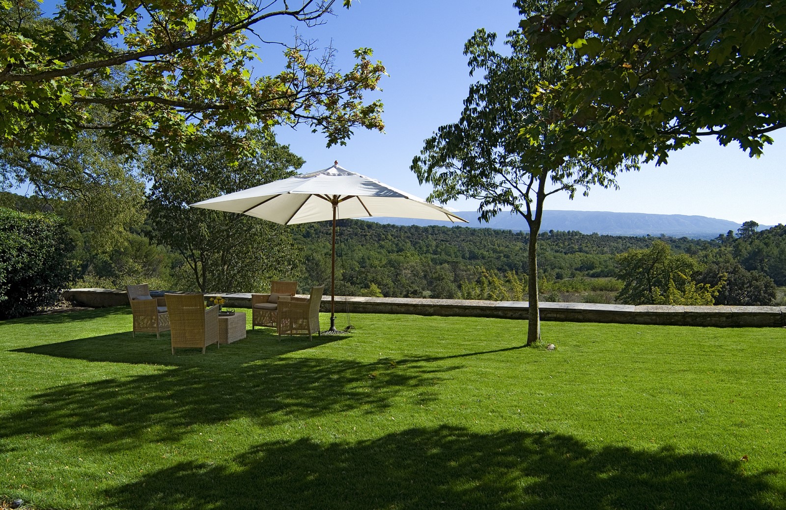 Location très belle propriété proche de l'Isle sur la Sorgue   