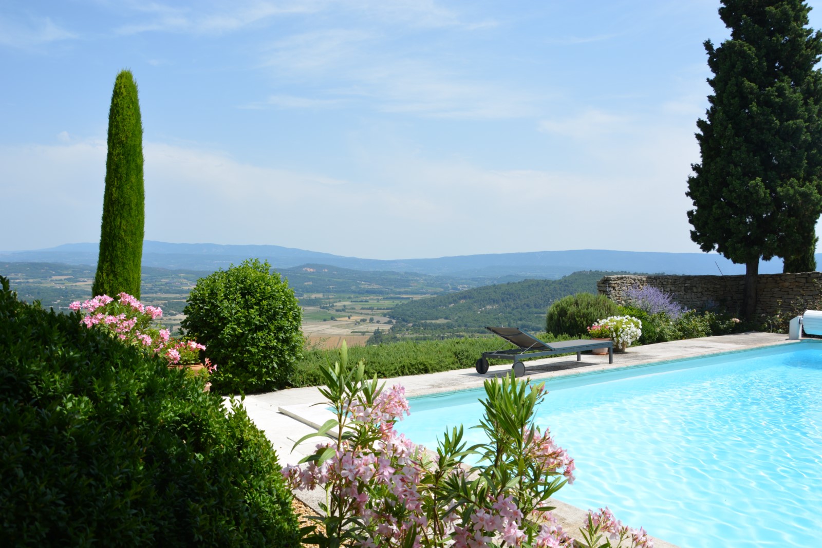 Vue spectaculaire sur la plaine de Gordes et le Luberon