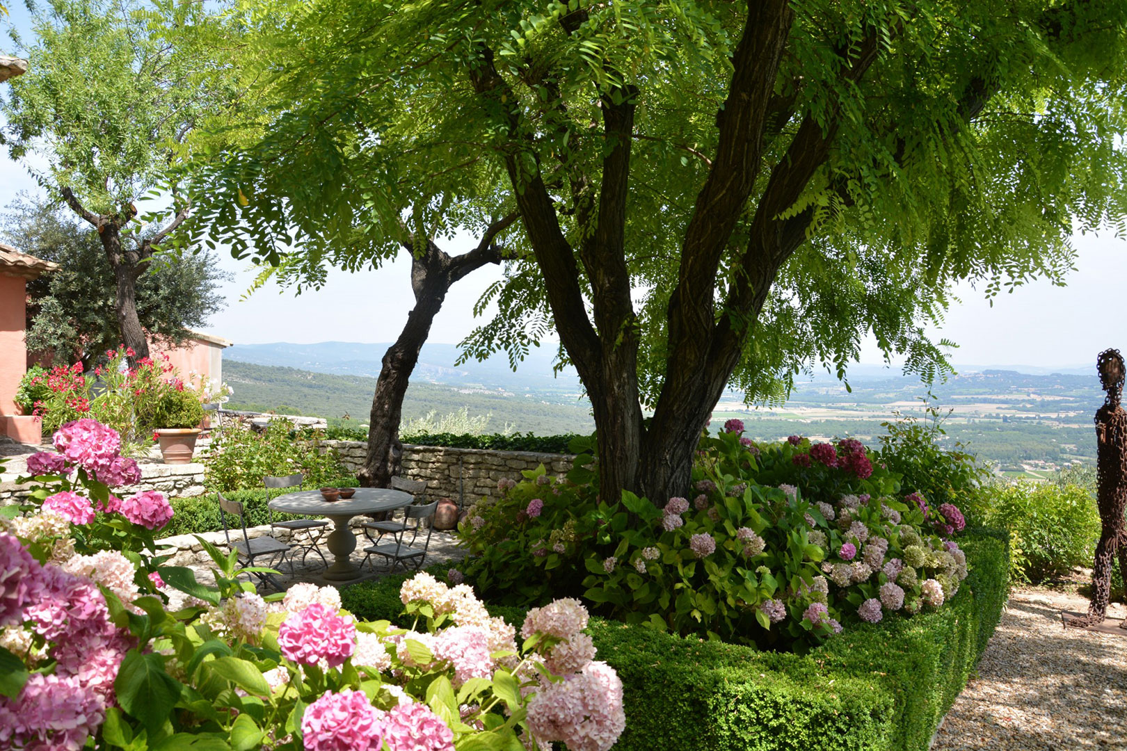 Vue sublime et murs en pierres de Gordes