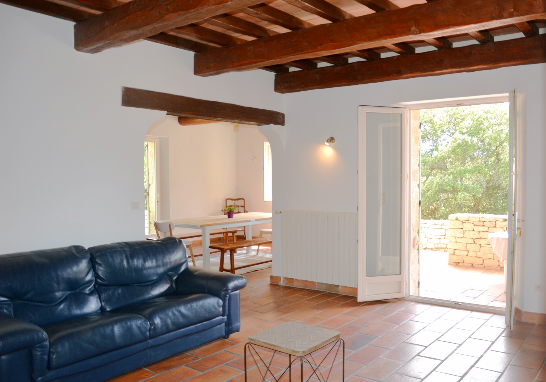 Proche d'un hameau de Gordes, charmante maison en pierres à louer    