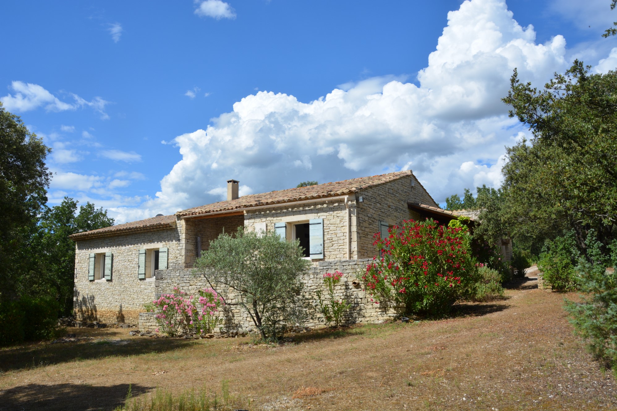 Proche d'un hameau de Gordes, charmante maison en pierres à louer    