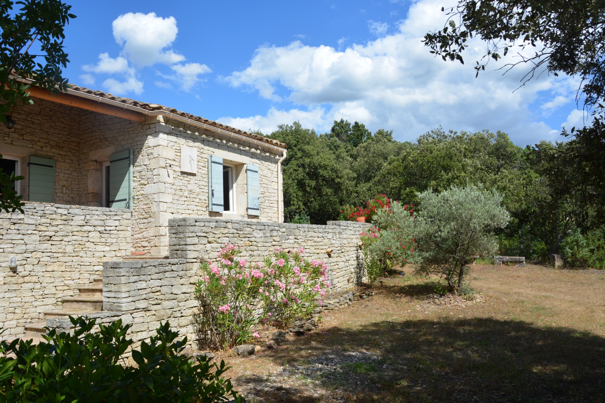 Proche d'un hameau de Gordes, charmante maison en pierres à louer    