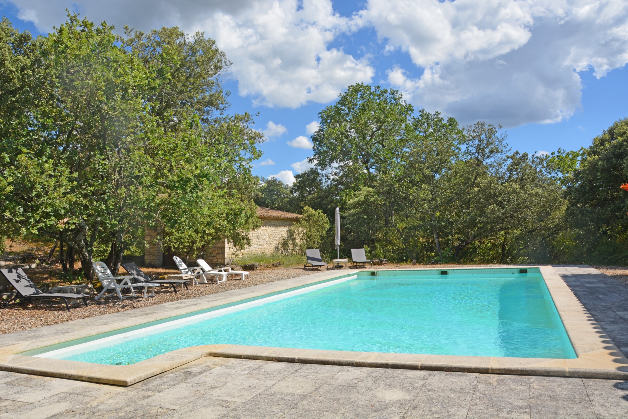 Proche d'un hameau de Gordes, charmante maison en pierres à louer    