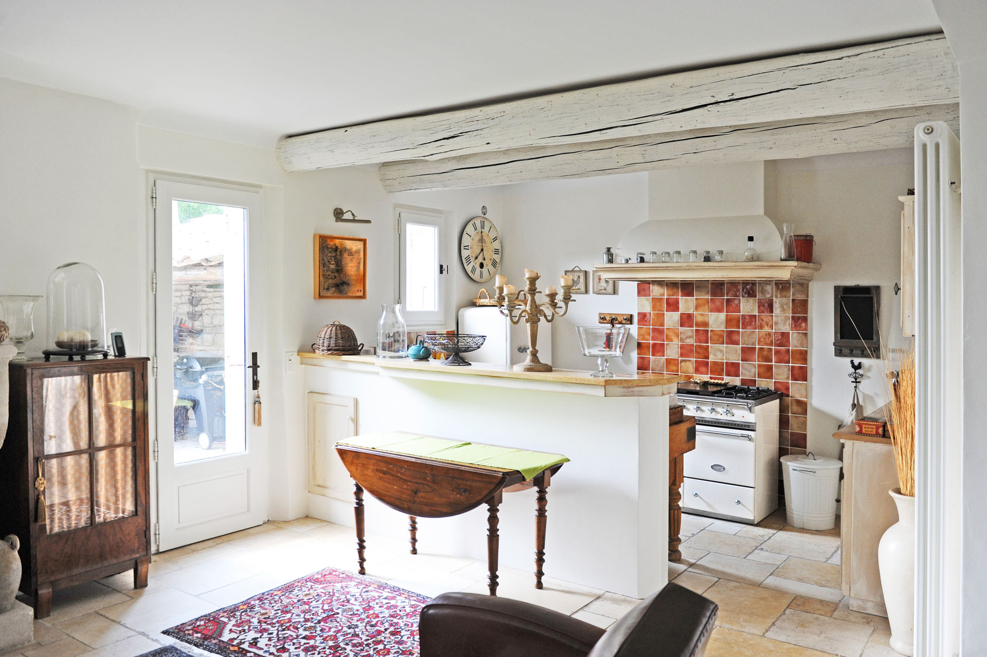 A louer à Gordes,  dans le village, confortable maison en pierres  