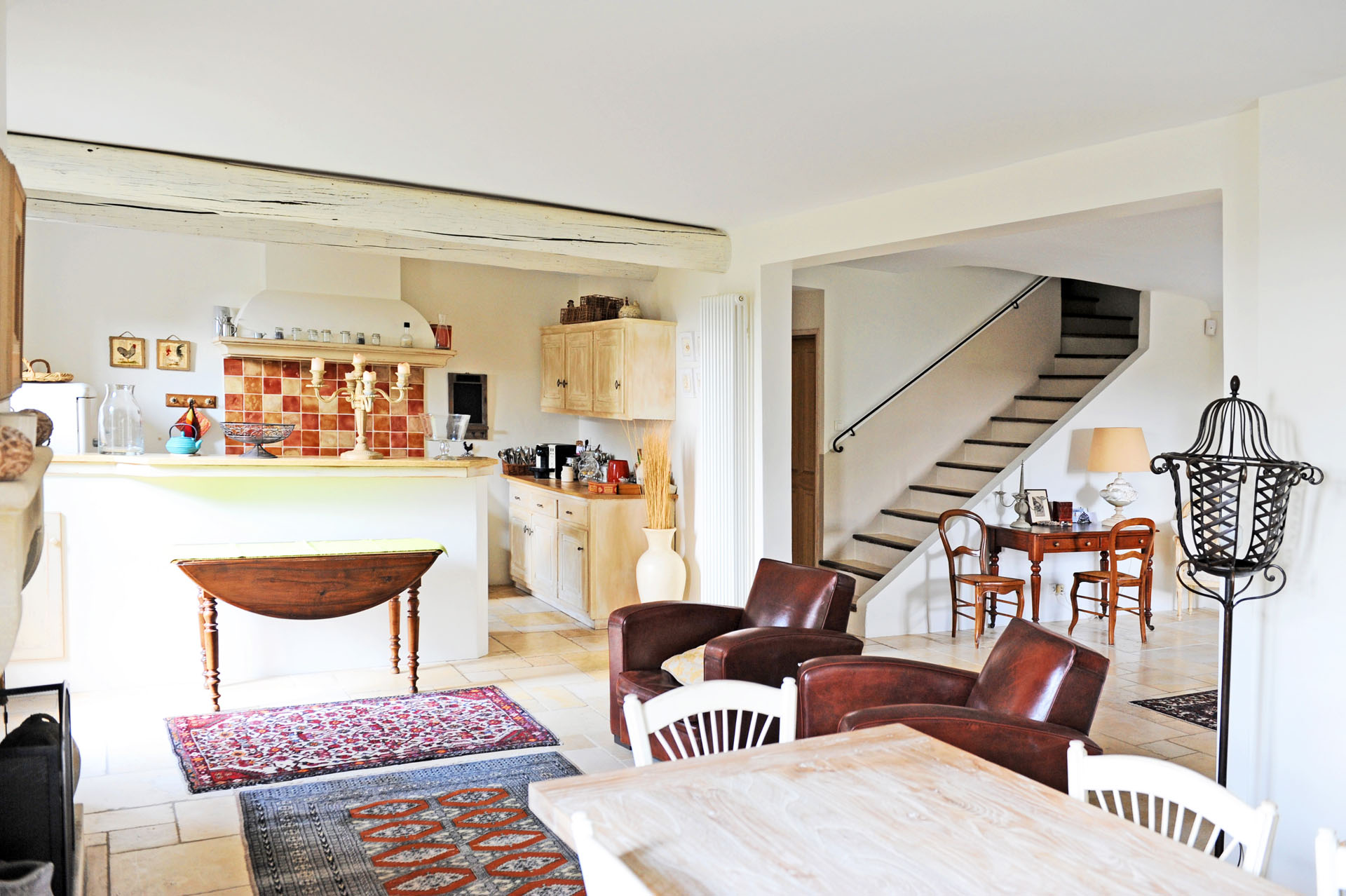 A louer à Gordes,  dans le village, confortable maison en pierres  