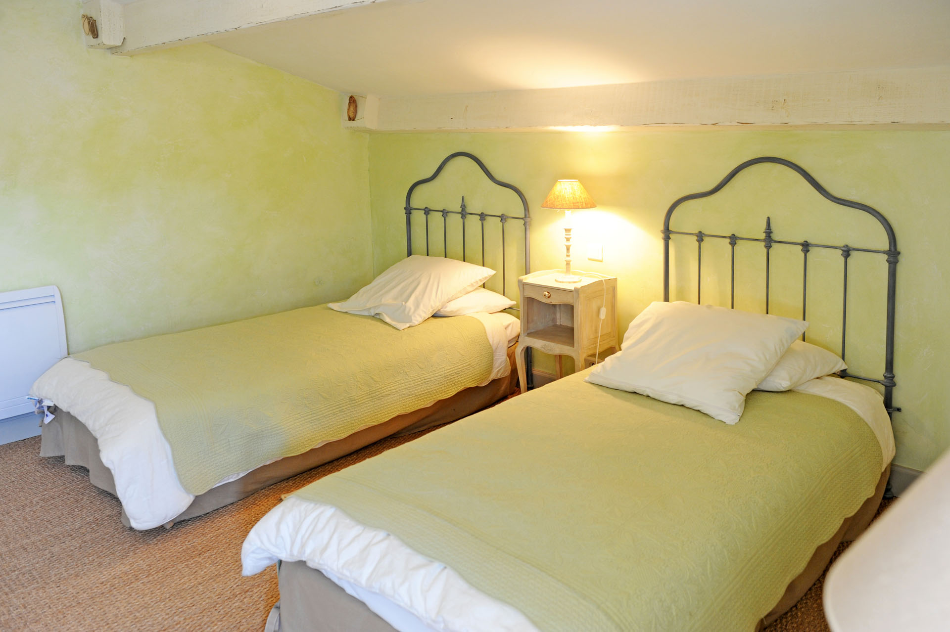 A louer à Gordes,  dans le village, confortable maison en pierres  