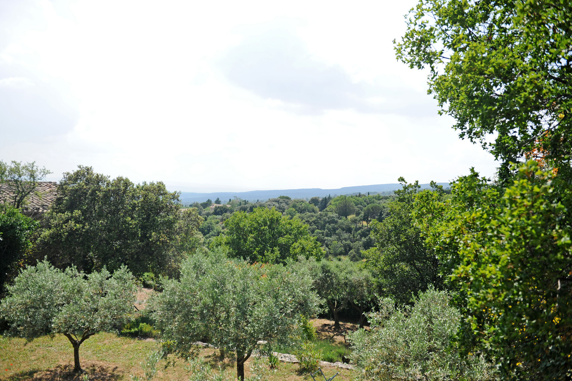 A louer à Gordes,  dans le village, confortable maison en pierres  