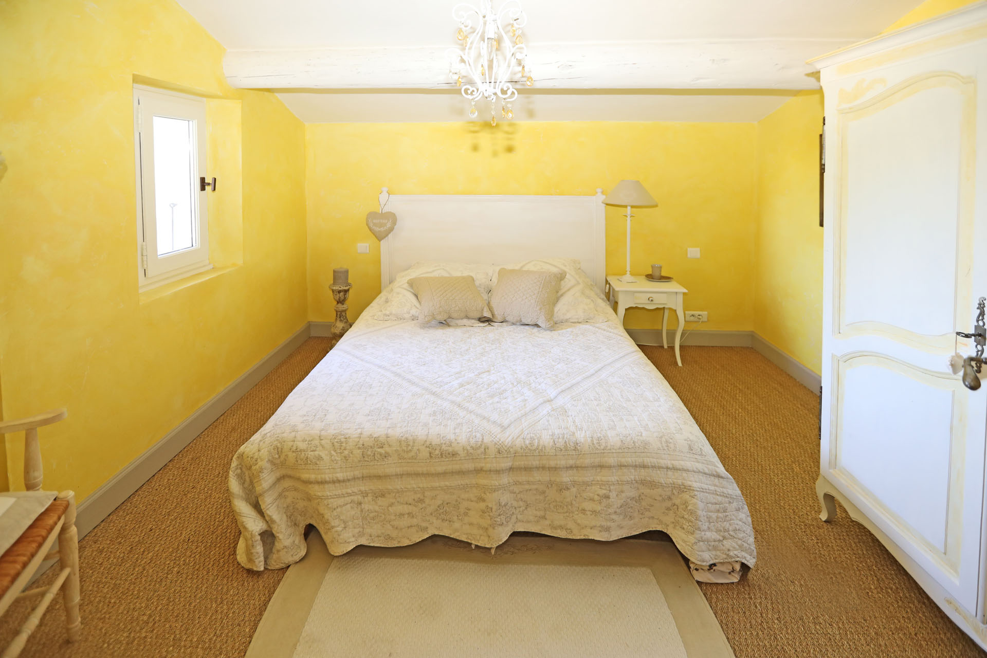 A louer à Gordes,  dans le village, confortable maison en pierres  