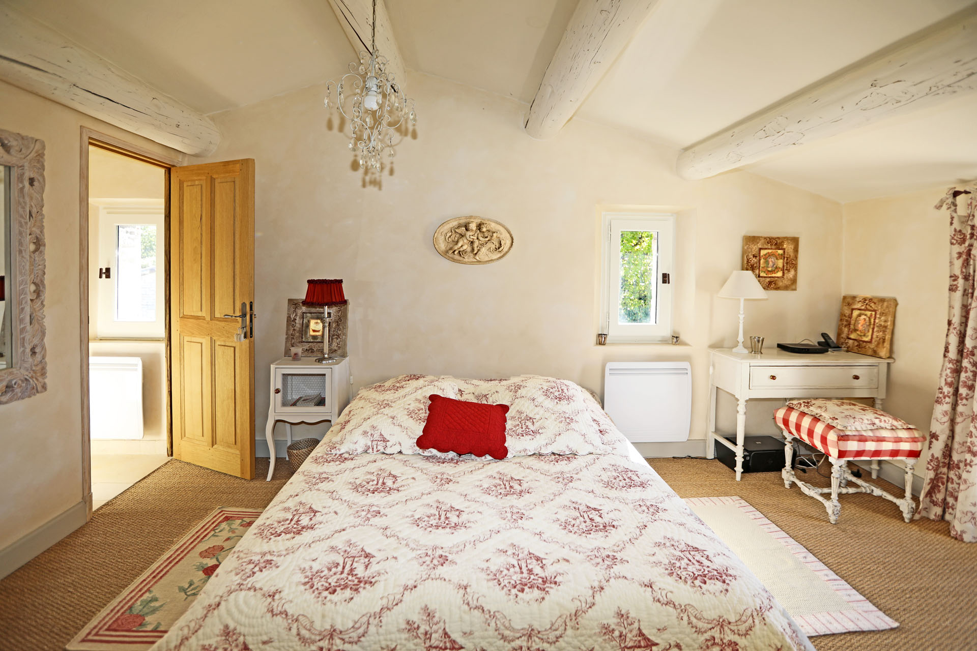 A louer à Gordes,  dans le village, confortable maison en pierres  