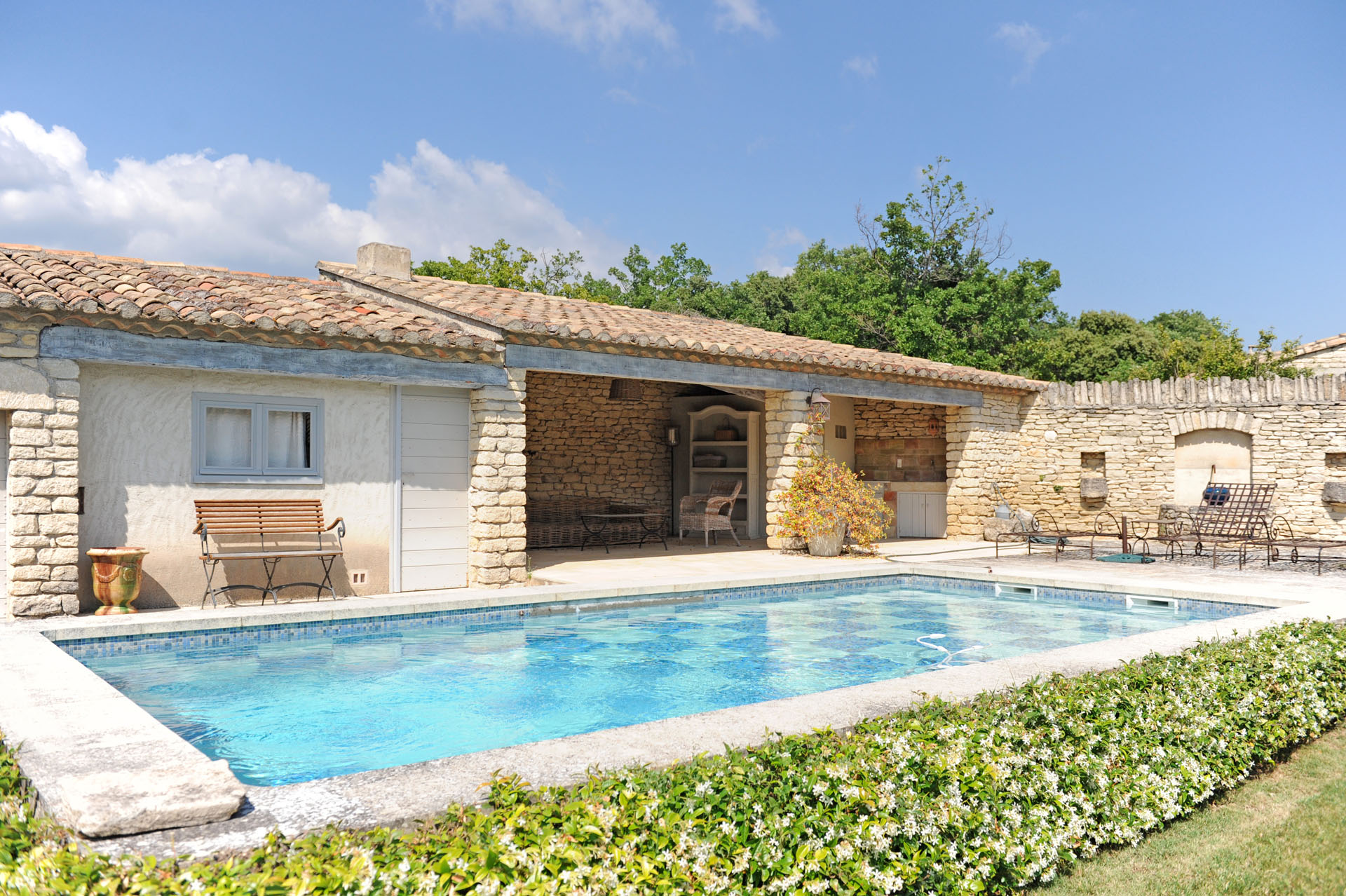 A louer à Gordes,  dans le village, confortable maison en pierres  