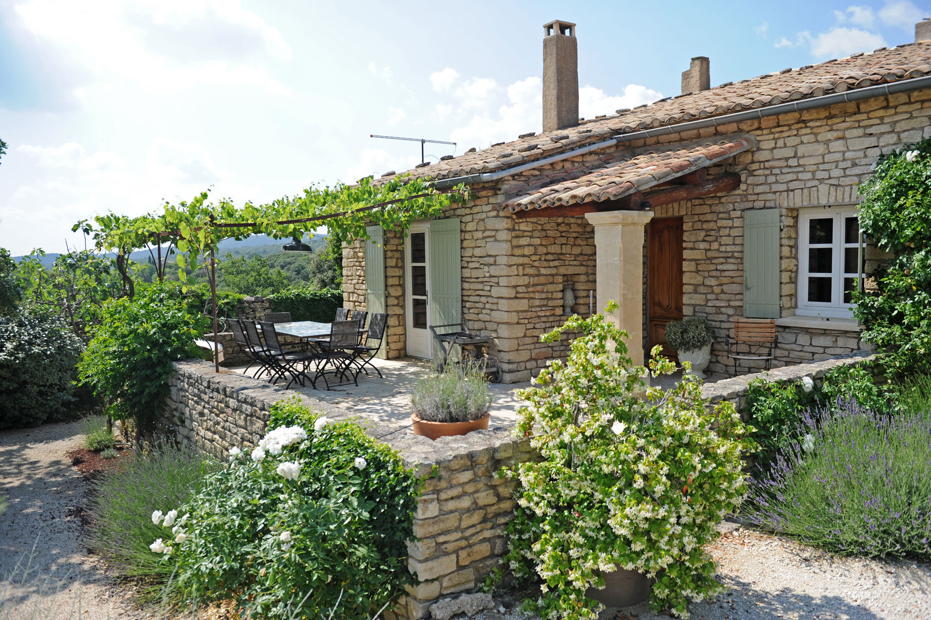 A louer à Gordes,  dans le village, confortable maison en pierres  
