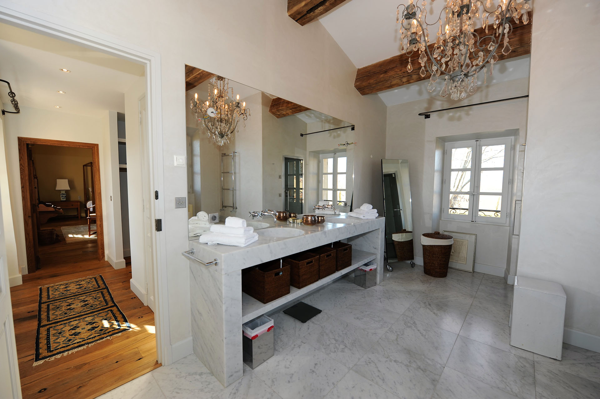 à Bonnieux, propriété d'exception avec charme, volumes et vue   