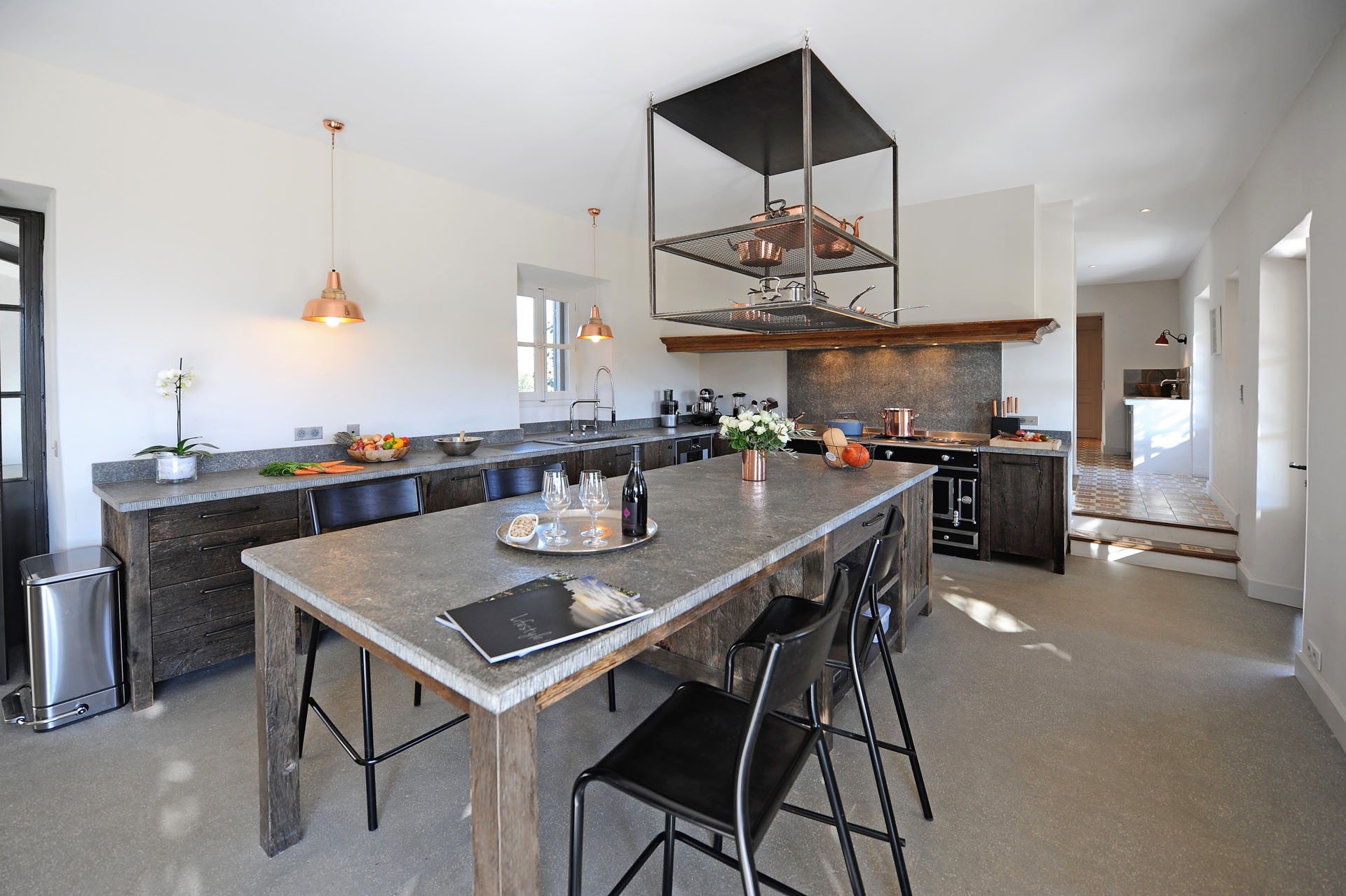à Bonnieux, propriété d'exception avec charme, volumes et vue   