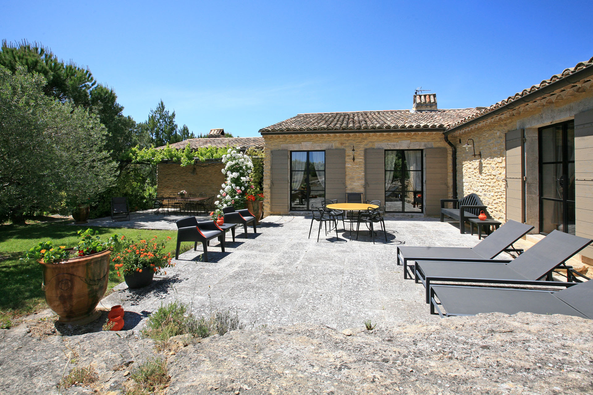 à Gordes, propriété de prestige avec dépendance, piscine et vue   