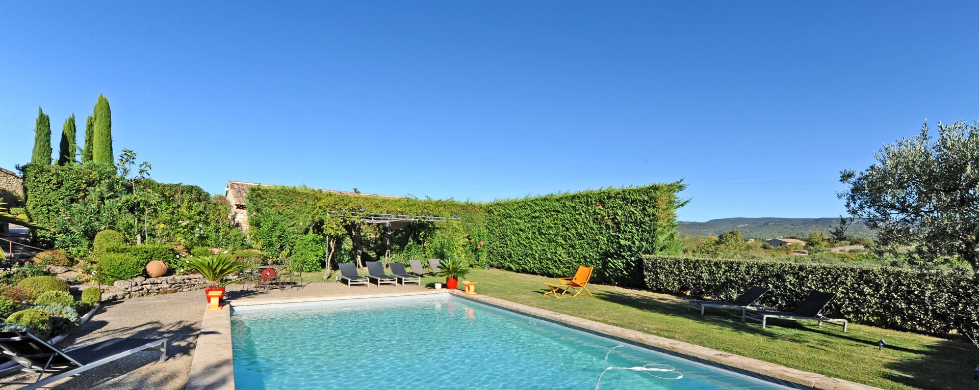 à Gordes, propriété de prestige avec dépendance, piscine et vue   