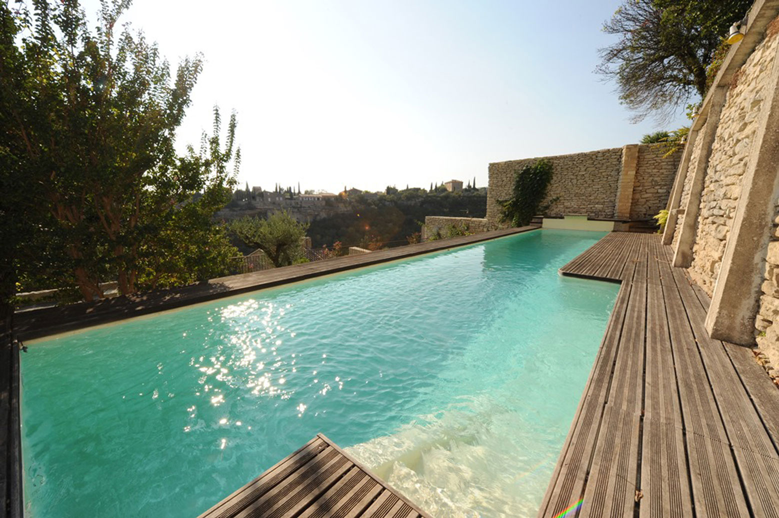 Piscine dans le village de Gordes