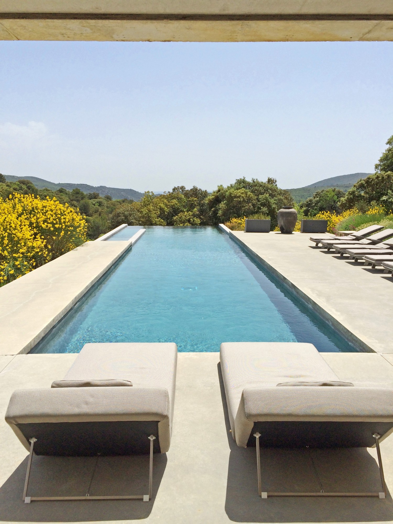 La piscine de cette maison moderne en location