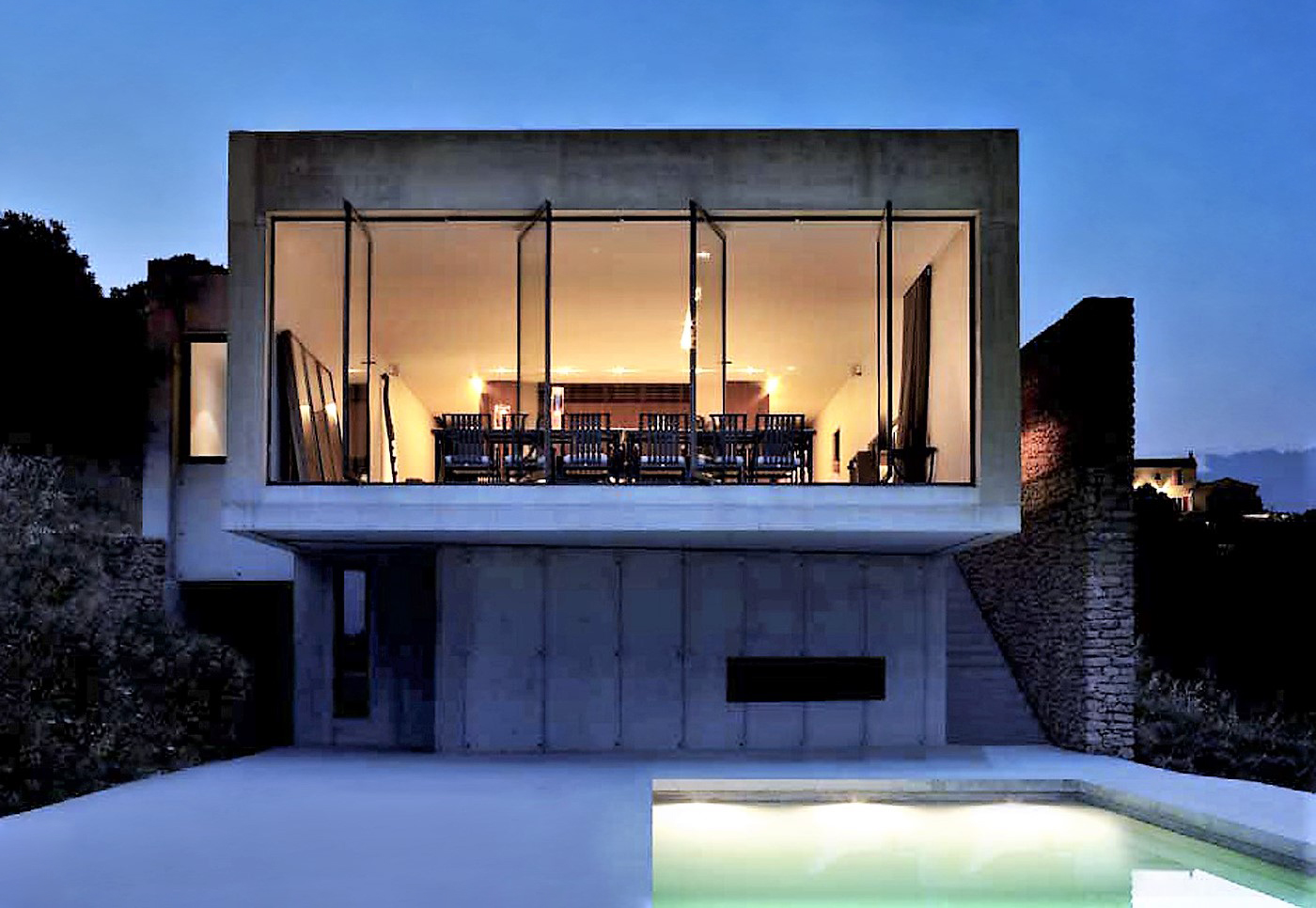 Maison moderne en location vue de nuit