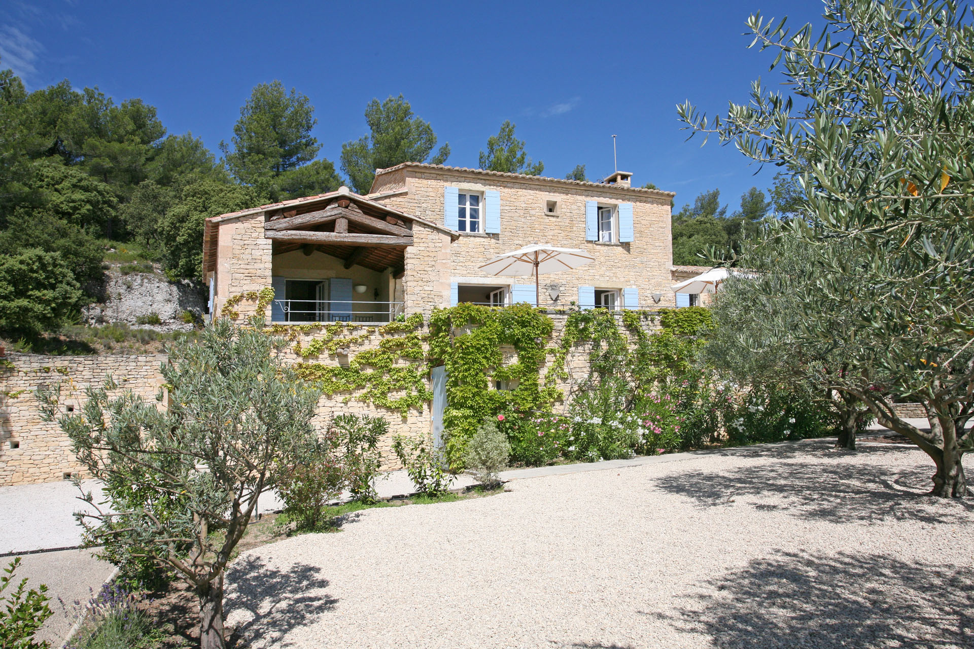 Maison de caractère en Luberon avec piscine chauffée et vue spectaculaire  