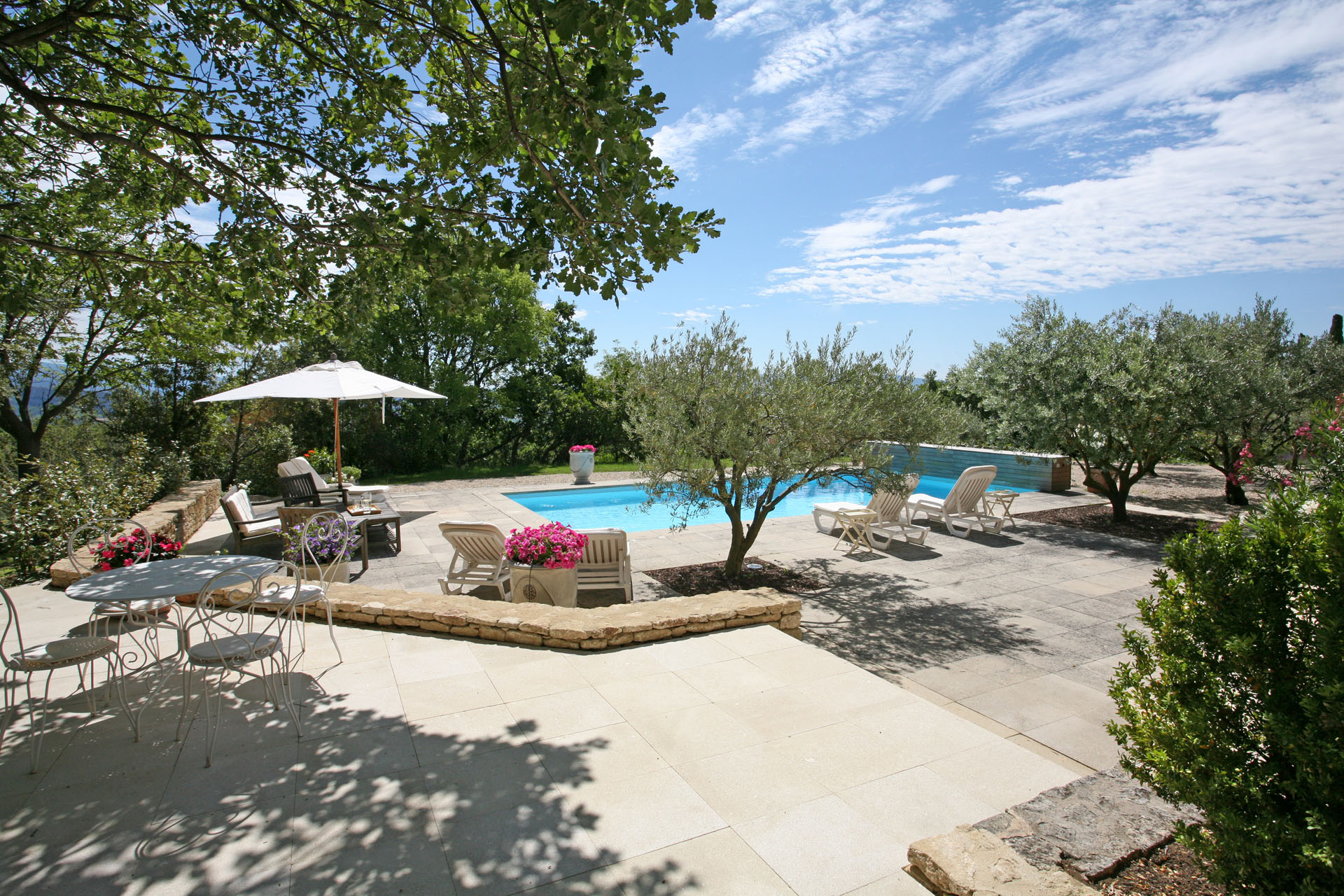 Maison de caractère en Luberon avec piscine chauffée et vue spectaculaire  