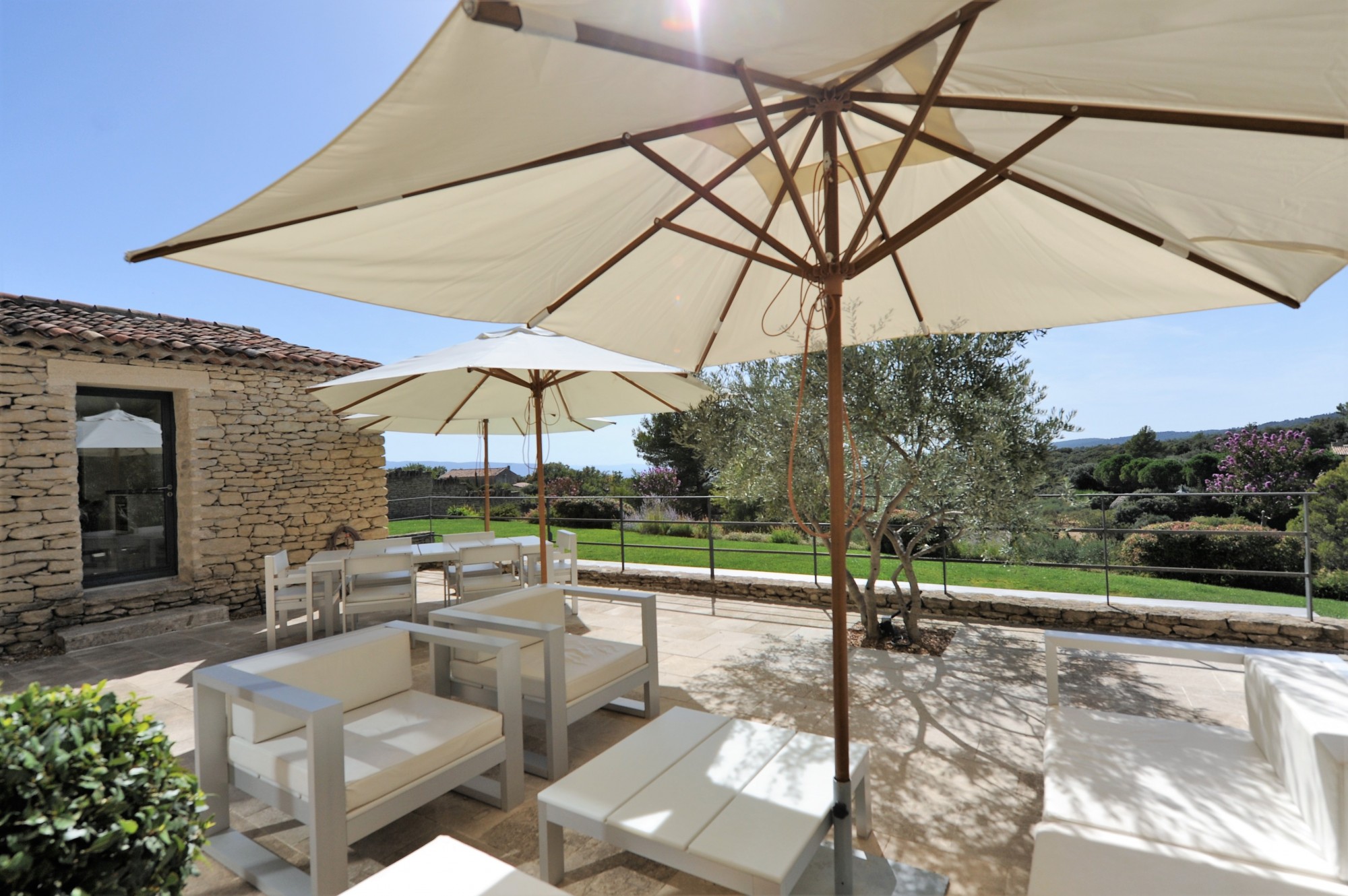 A louer à Gordes,  très belle maison contemporaine avec vue  