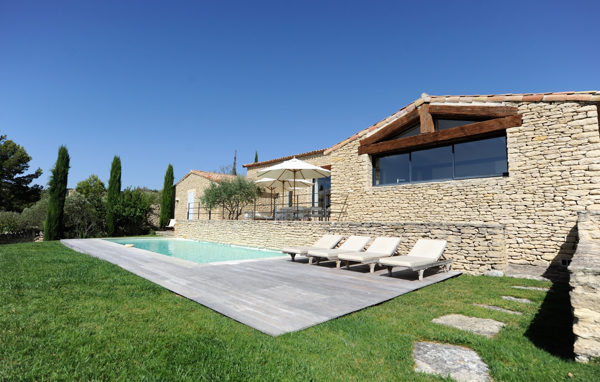 A louer à Gordes,  très belle maison contemporaine avec vue  