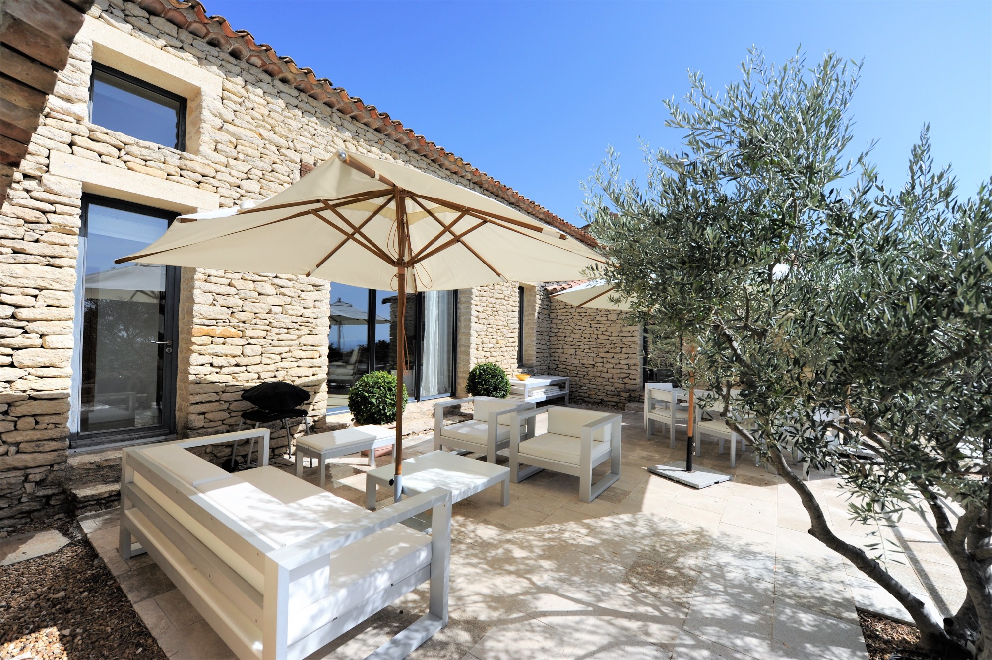 A louer à Gordes,  très belle maison contemporaine avec vue  
