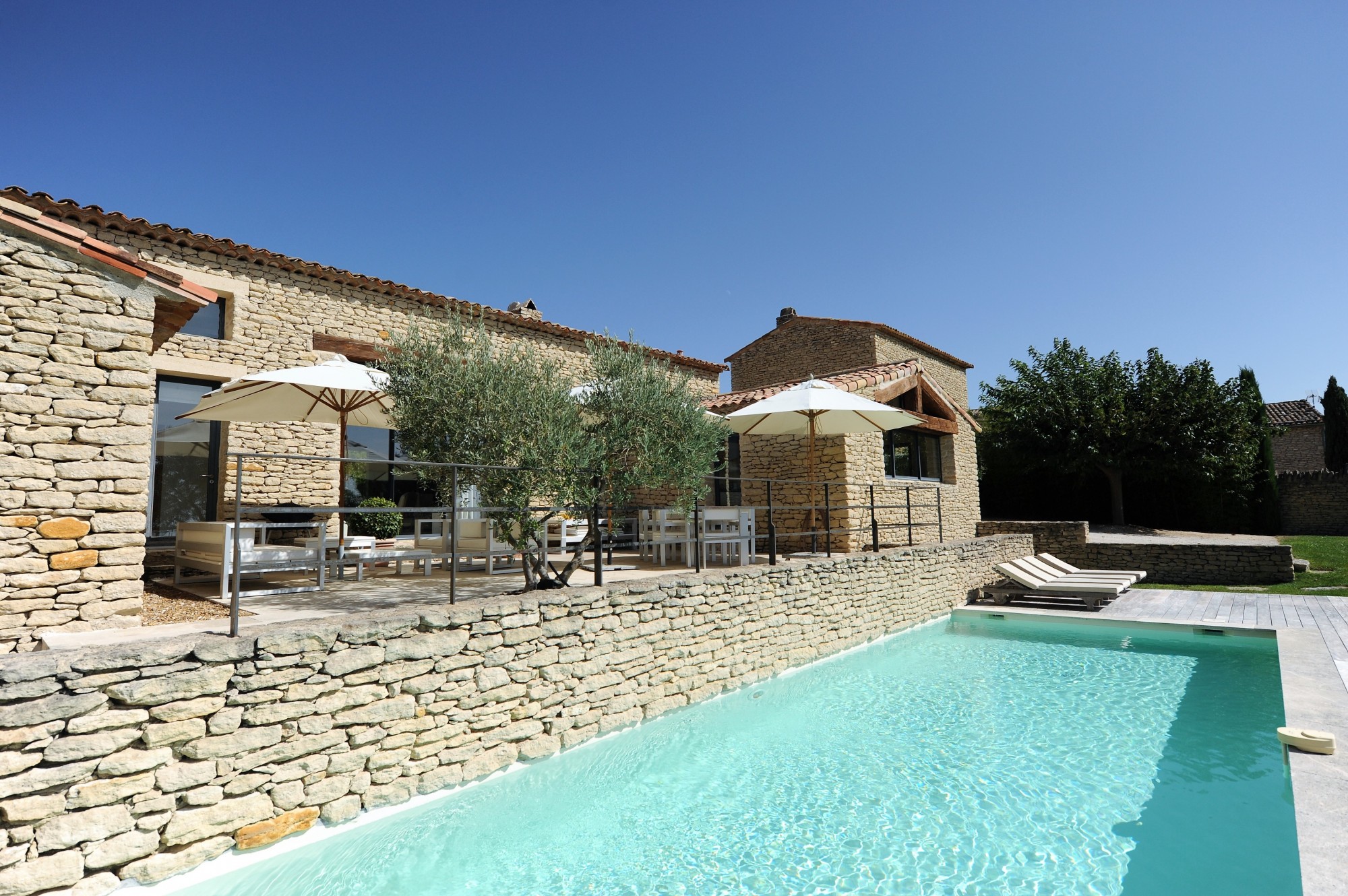A louer à Gordes,  très belle maison contemporaine avec vue  