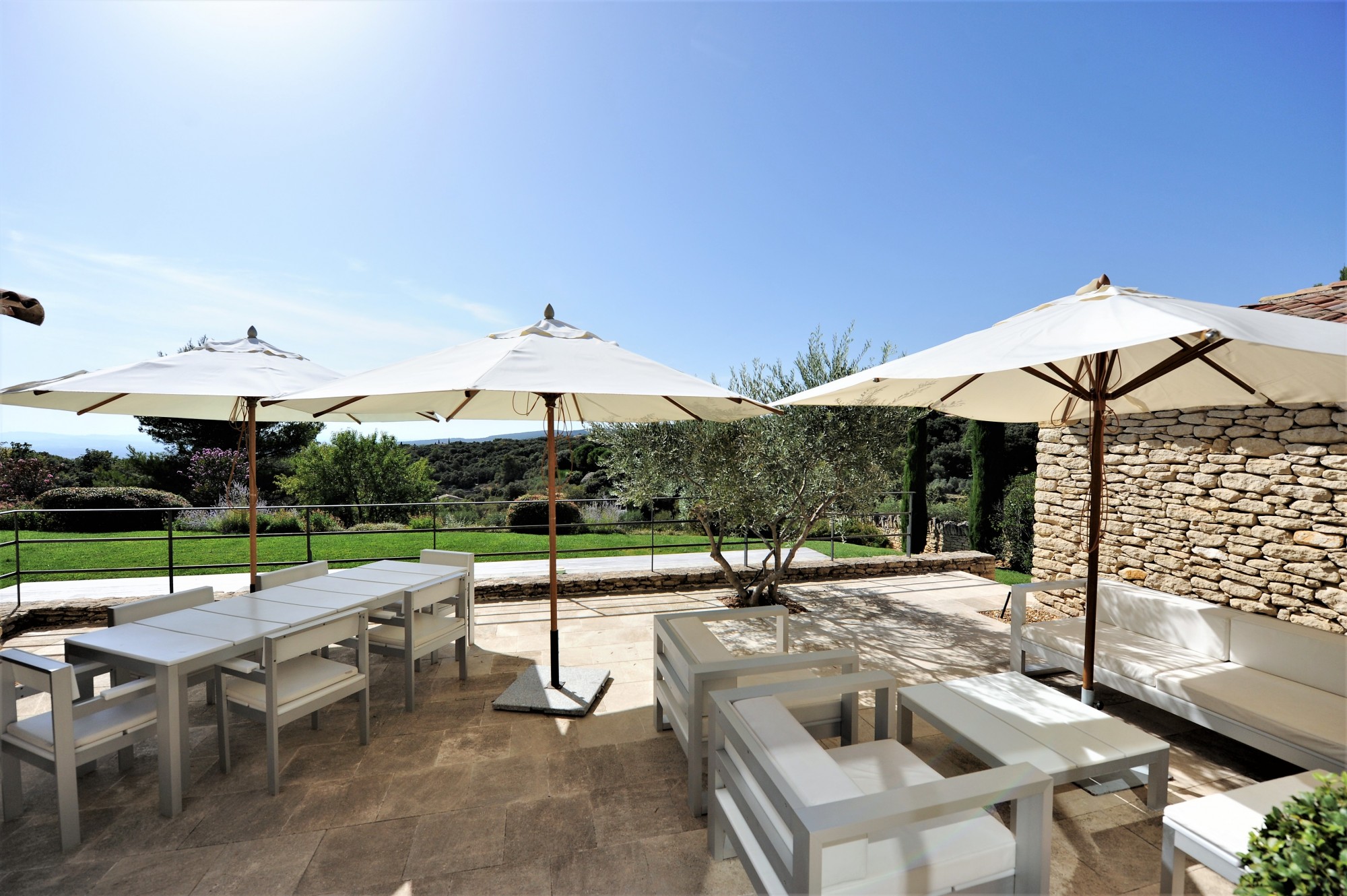 A louer à Gordes,  très belle maison contemporaine avec vue  