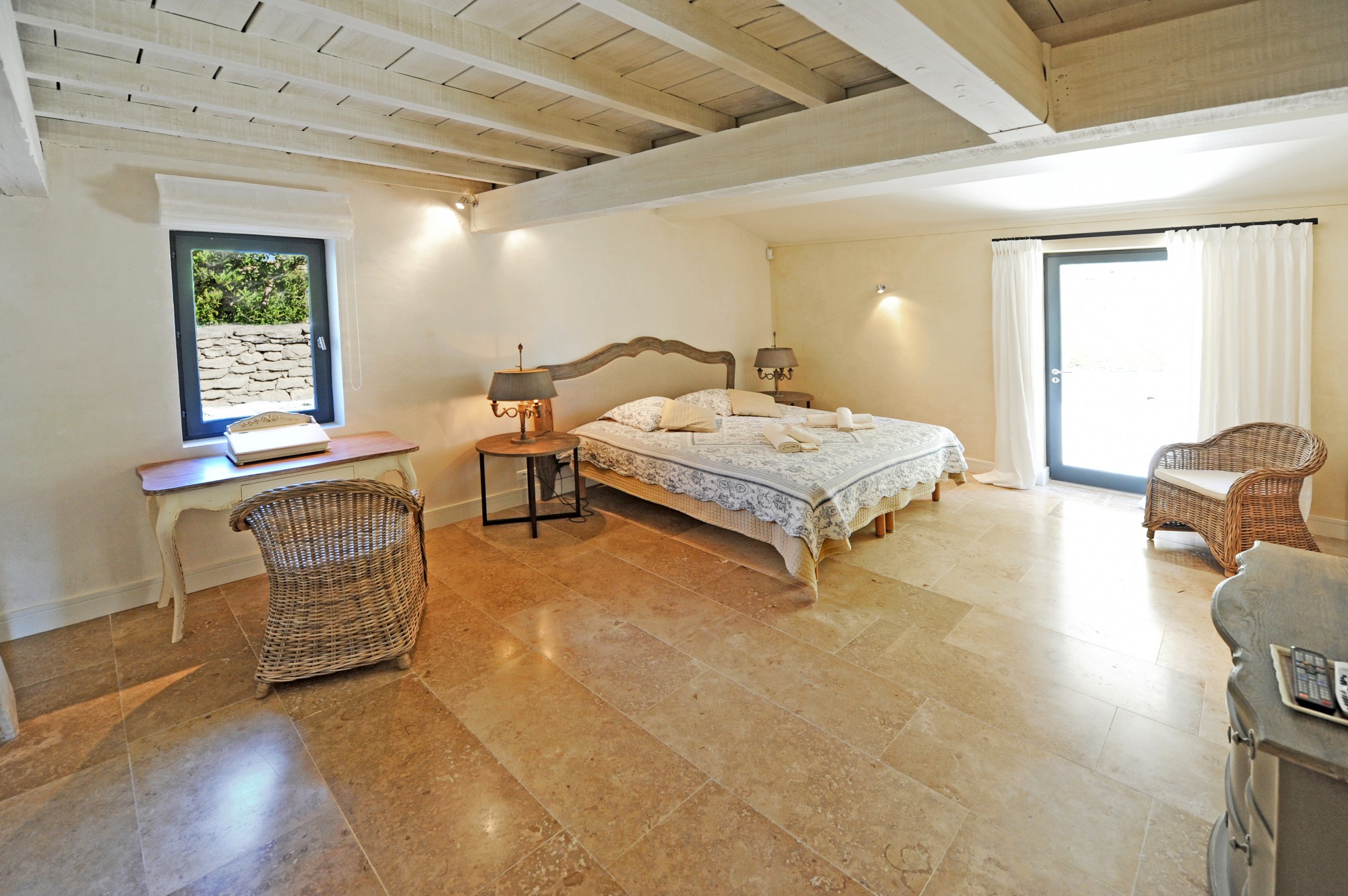 A louer à Gordes,  très belle maison contemporaine avec vue  