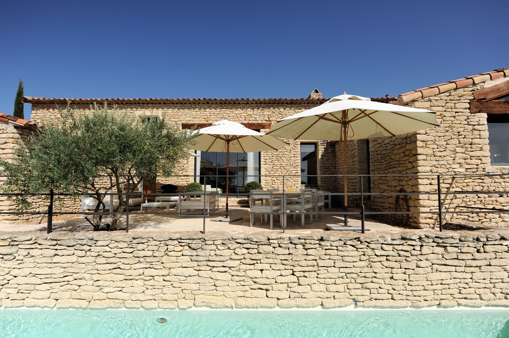 A louer à Gordes,  très belle maison contemporaine avec vue  