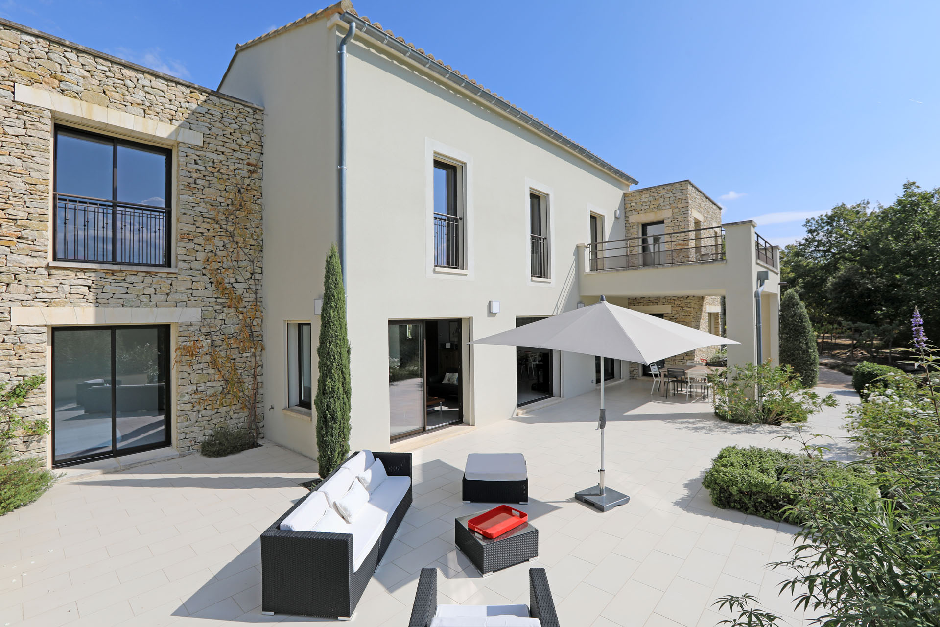 à Goult, maison d'architecte au milieu de la verdure    