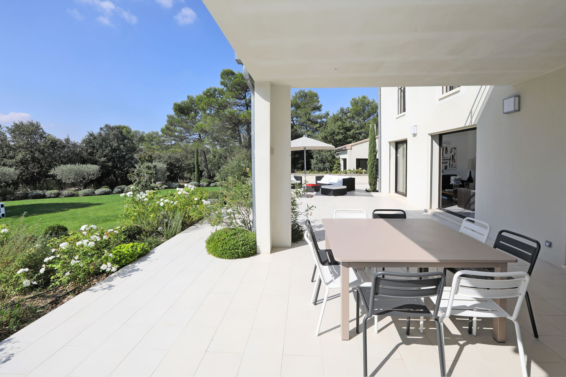 à Goult, maison d'architecte au milieu de la verdure    