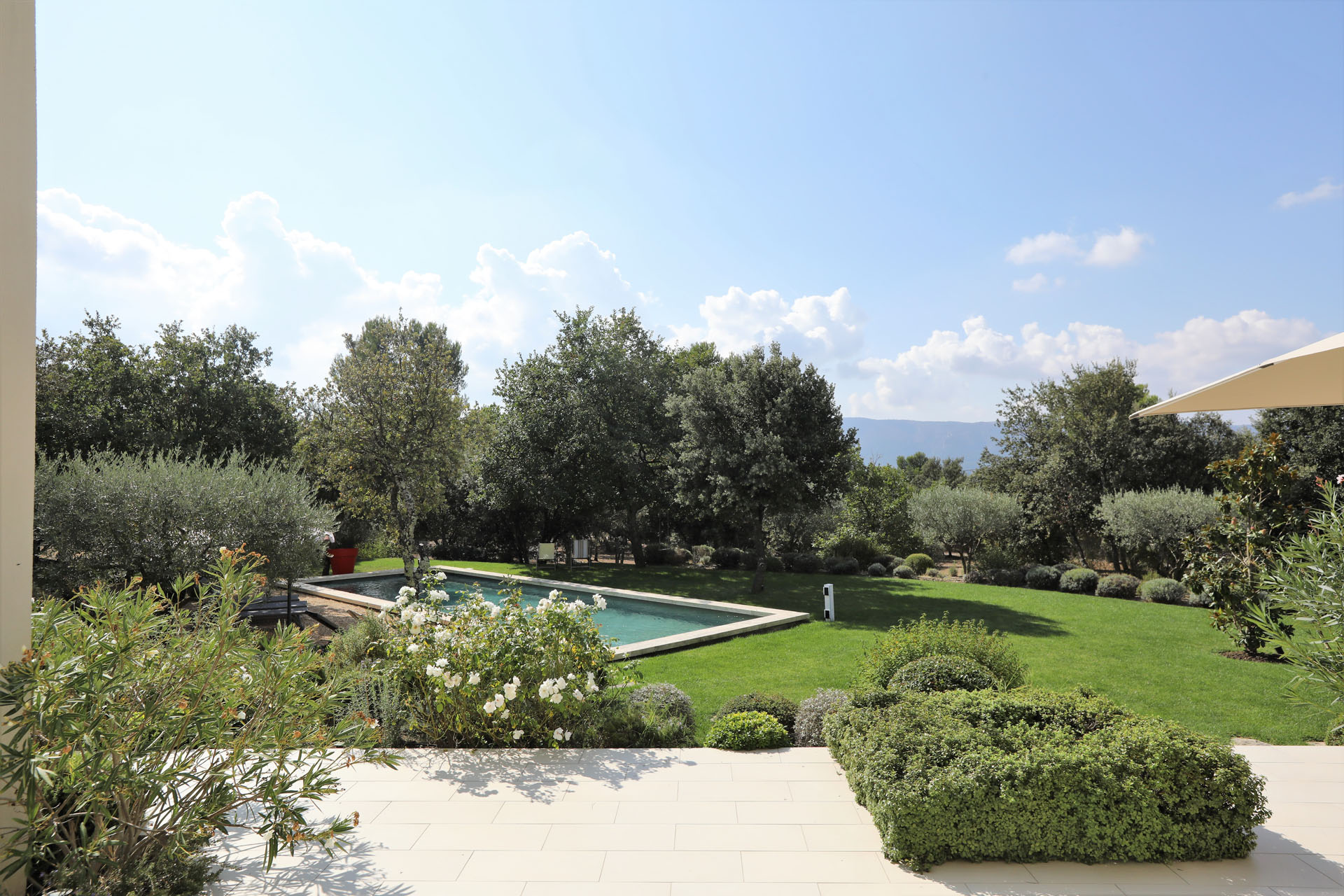 à Goult, maison d'architecte au milieu de la verdure    