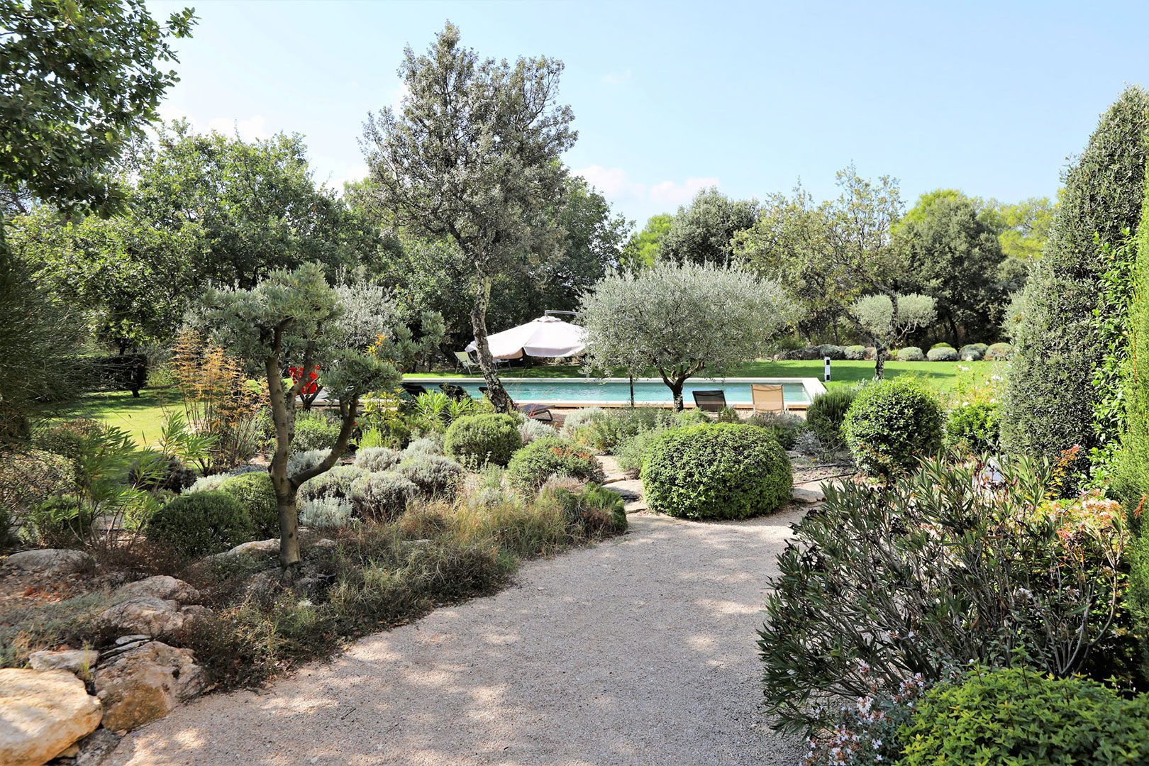 à Goult, maison d'architecte au milieu de la verdure    