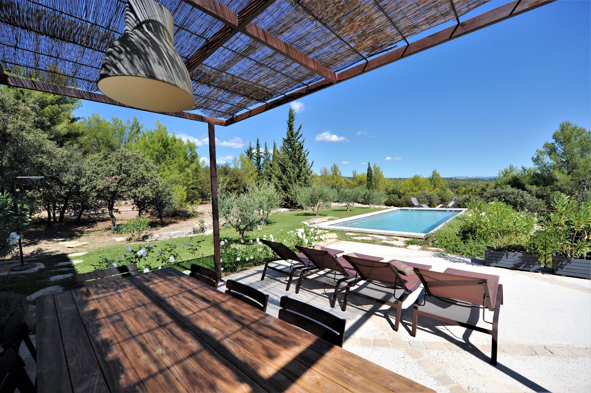Proche du village de Gordes, propriété en pierres avec piscine et vues sublimes