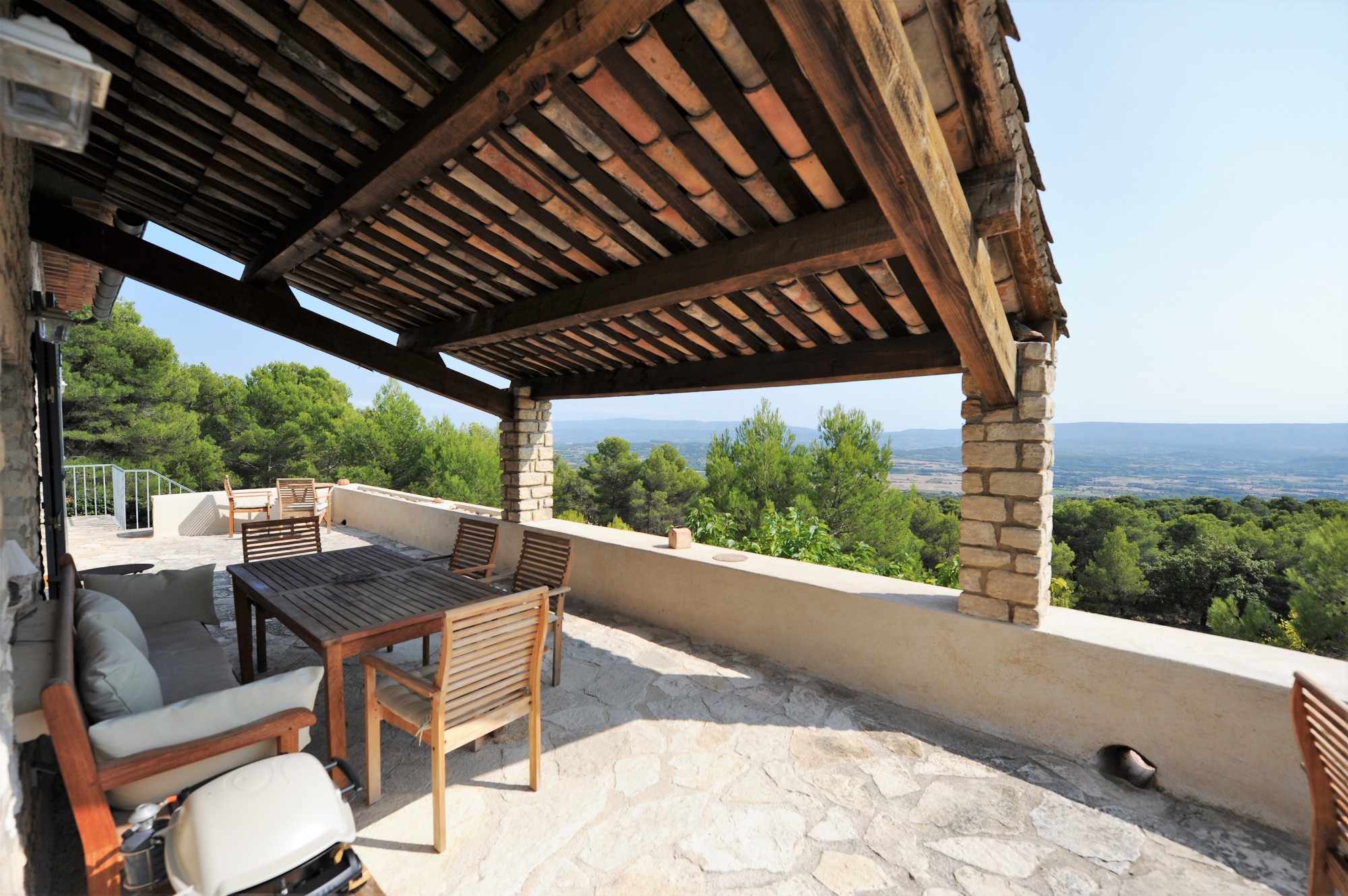En position dominante, maison en pierres avec piscine et vues   