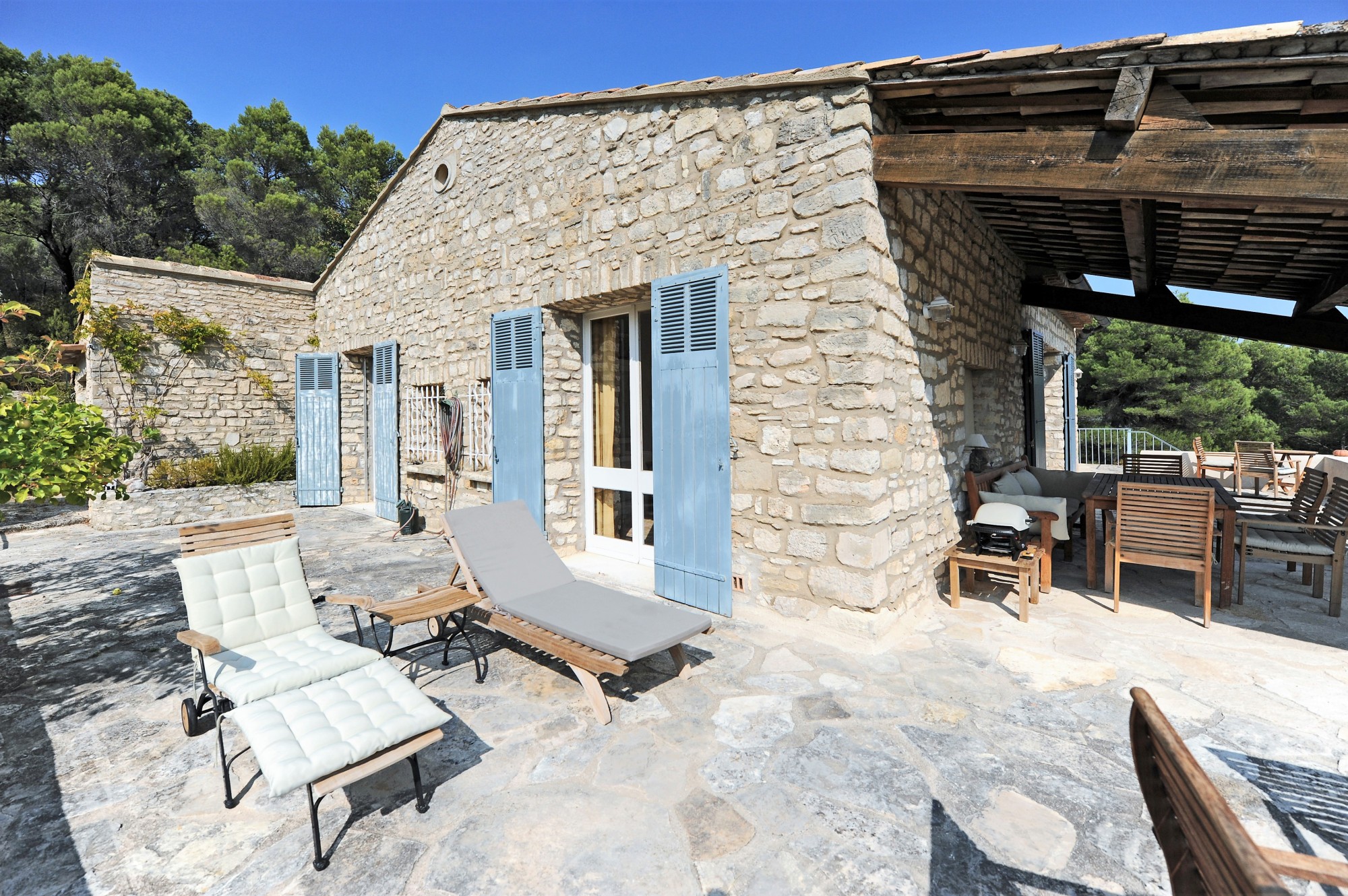 En position dominante, maison en pierres avec piscine et vues   