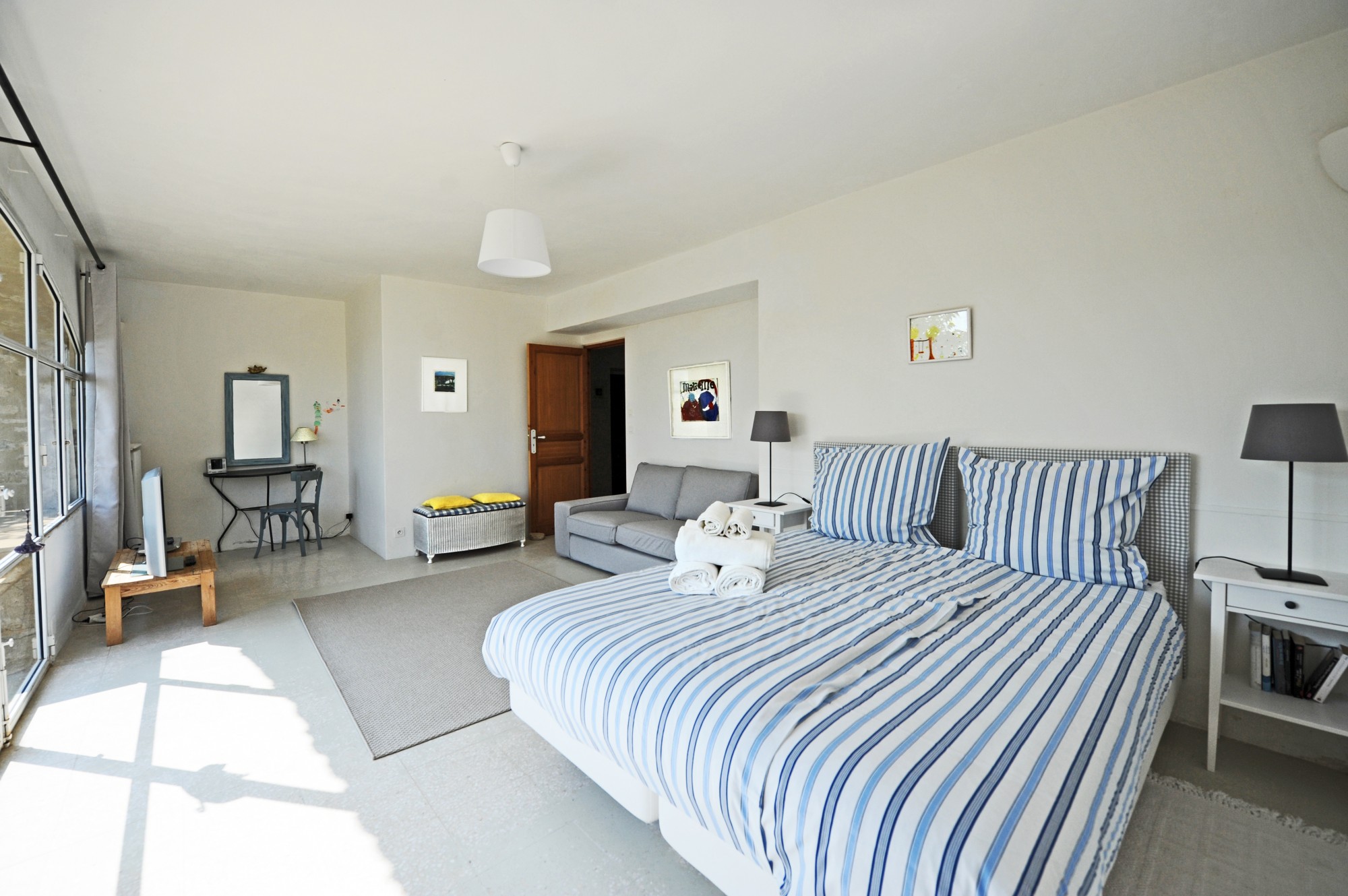 En position dominante, maison en pierres avec piscine et vues   
