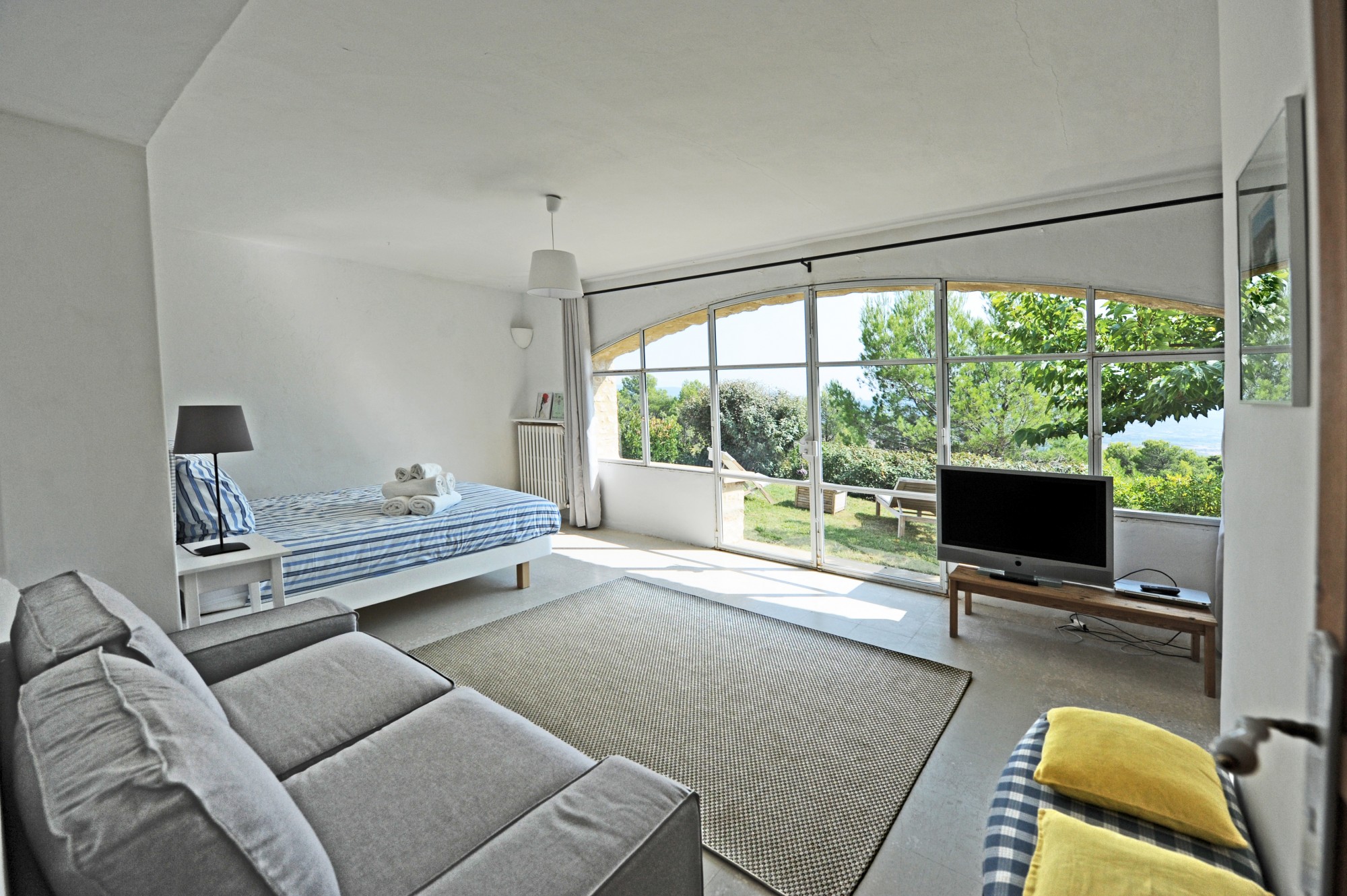 En position dominante, maison en pierres avec piscine et vues   